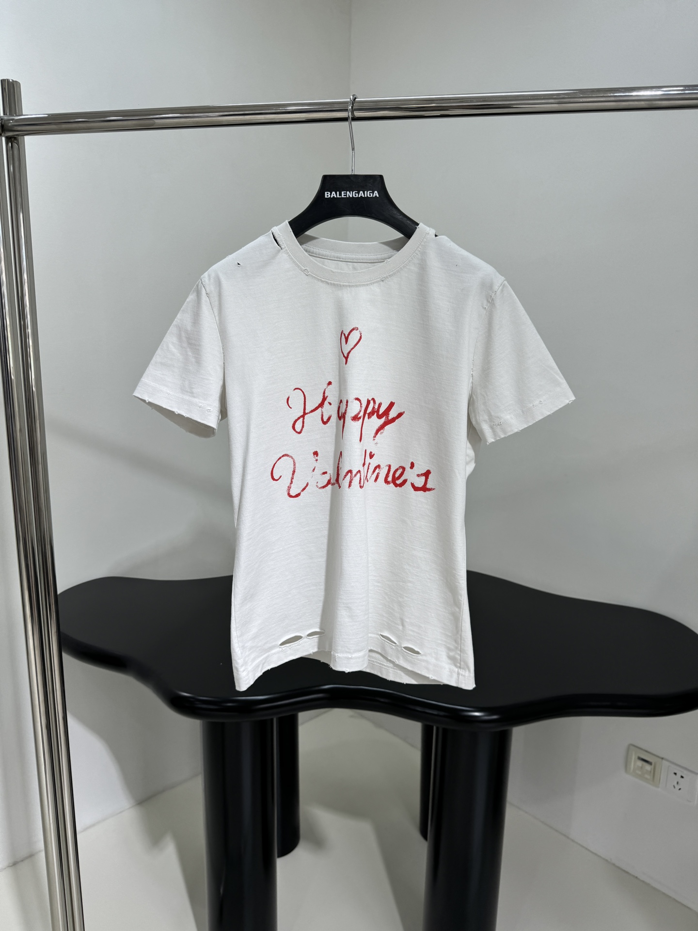 𝐵𝑎𝑙𝑒𝑛𝑐𝑖𝑎𝑔*新品情人节LOVEY爱心❤️‍🔥T恤
复古平纹针织面料，女款小版修身剪裁
正面和衣袖