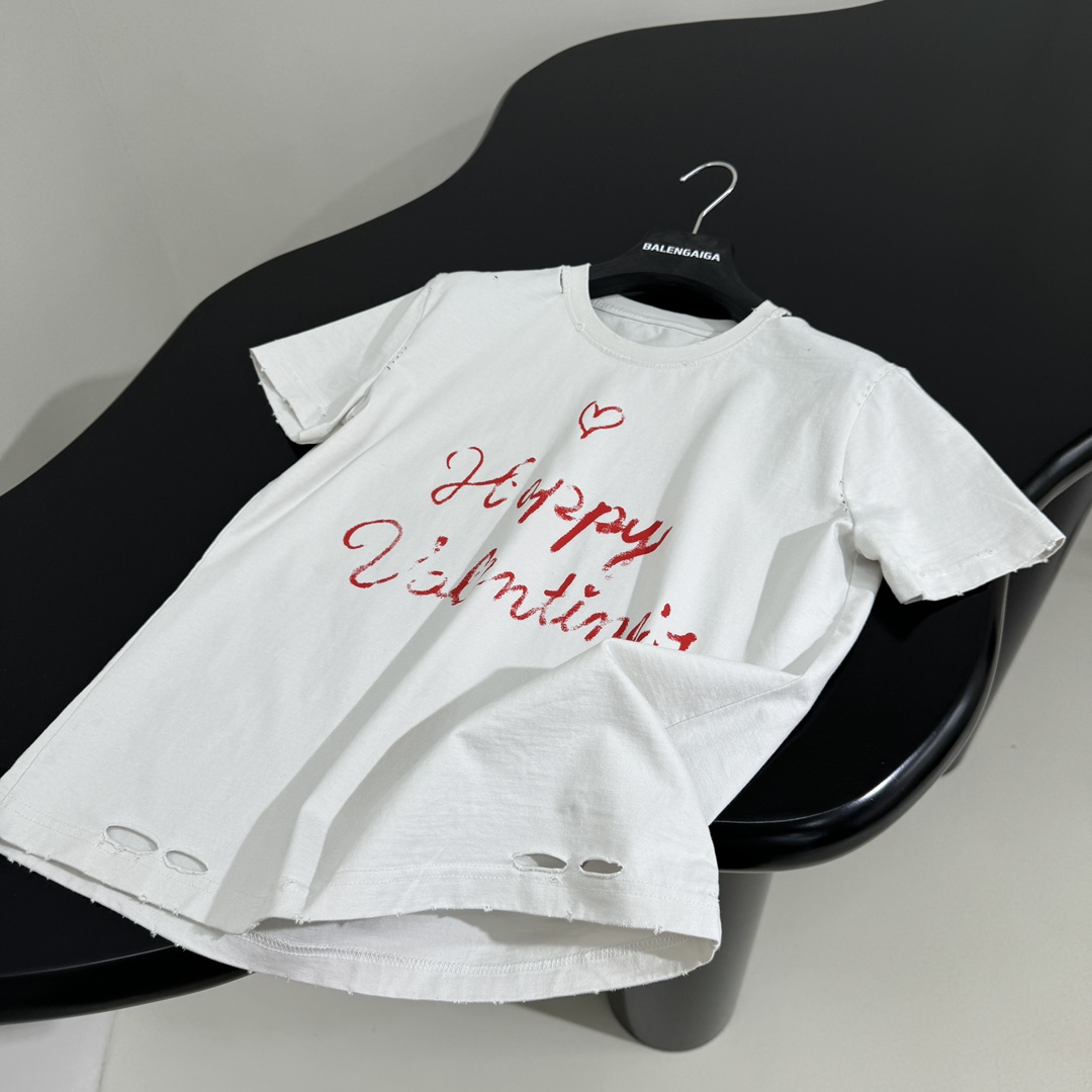 𝐵𝑎𝑙𝑒𝑛𝑐𝑖𝑎𝑔*新品情人节LOVEY爱心❤️‍🔥T恤
复古平纹针织面料，女款小版修身剪裁
正面和衣袖