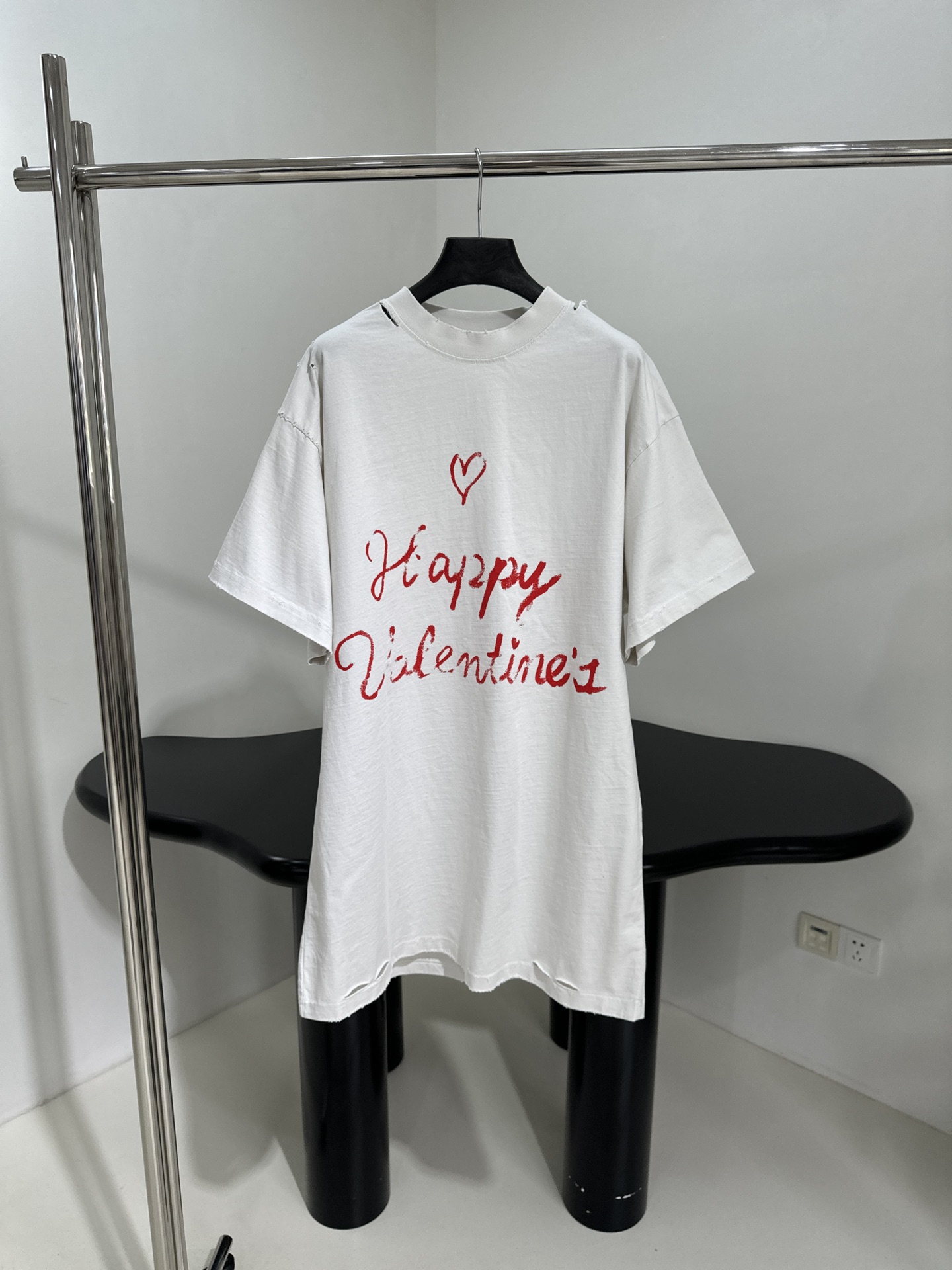 𝐵𝑎𝑙𝑒𝑛𝑐𝑖𝑎𝑔*新品情人节LOVEY爱心❤️‍🔥廓形T恤
复古平纹针织面料，廓形大版剪裁
正面和衣袖