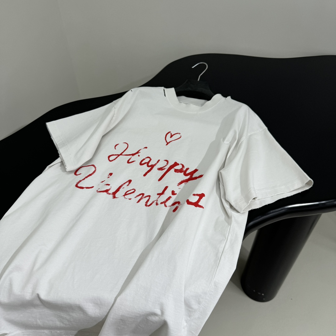 𝐵𝑎𝑙𝑒𝑛𝑐𝑖𝑎𝑔*新品情人节LOVEY爱心❤️‍🔥廓形T恤
复古平纹针织面料，廓形大版剪裁
正面和衣袖