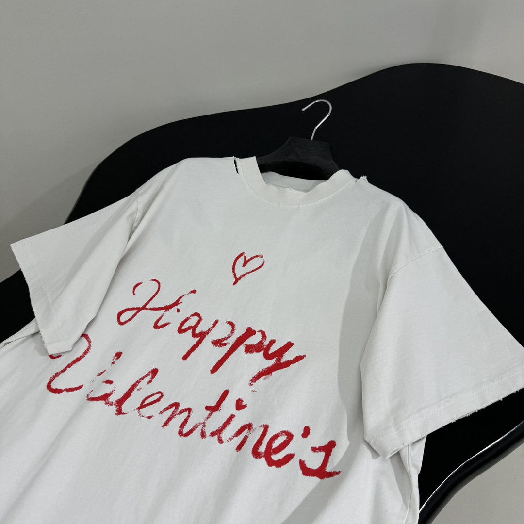 𝐵𝑎𝑙𝑒𝑛𝑐𝑖𝑎𝑔*新品情人节LOVEY爱心❤️‍🔥廓形T恤
复古平纹针织面料，廓形大版剪裁
正面和衣袖