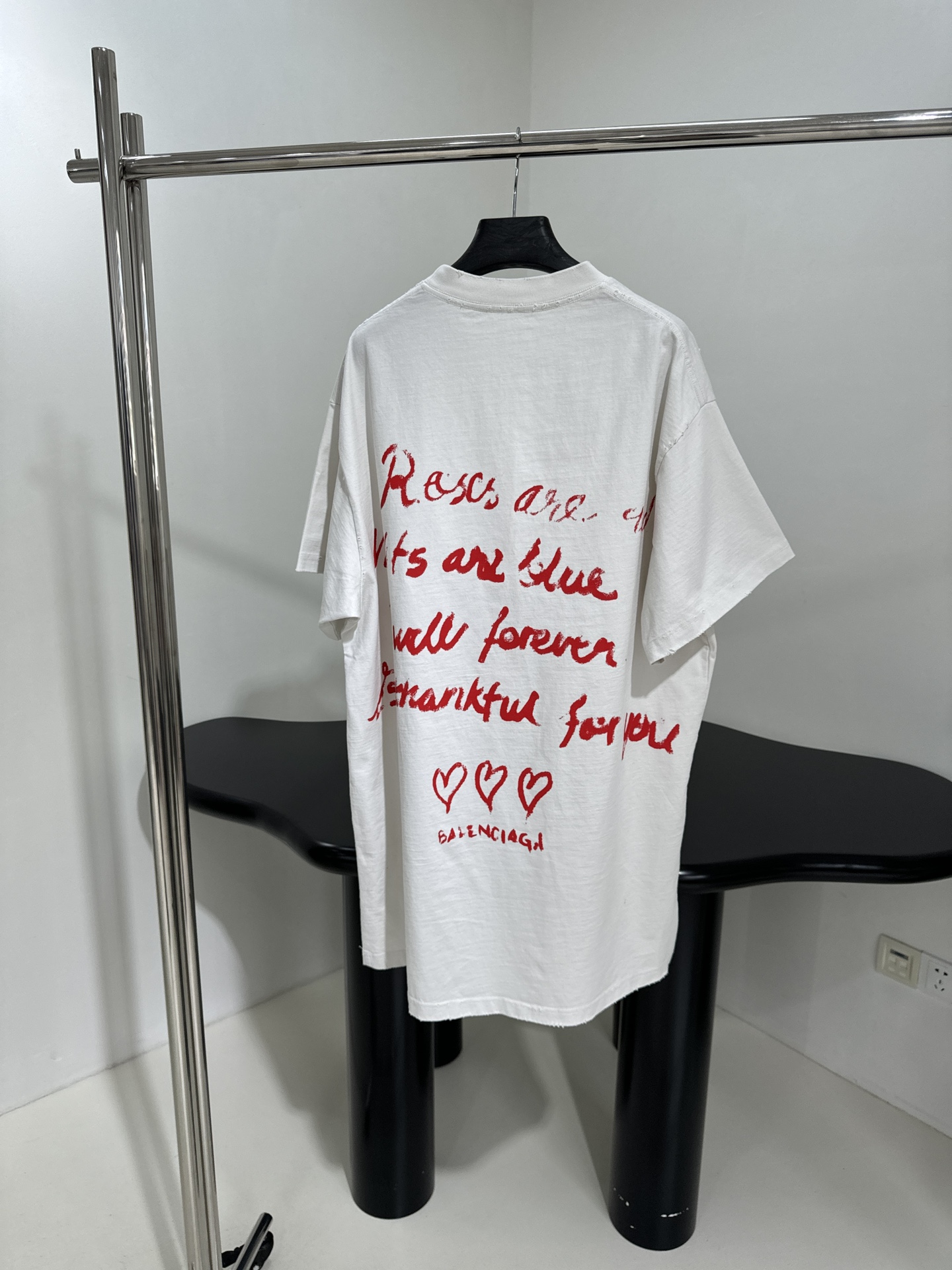 𝐵𝑎𝑙𝑒𝑛𝑐𝑖𝑎𝑔*新品情人节LOVEY爱心❤️‍🔥廓形T恤
复古平纹针织面料，廓形大版剪裁
正面和衣袖