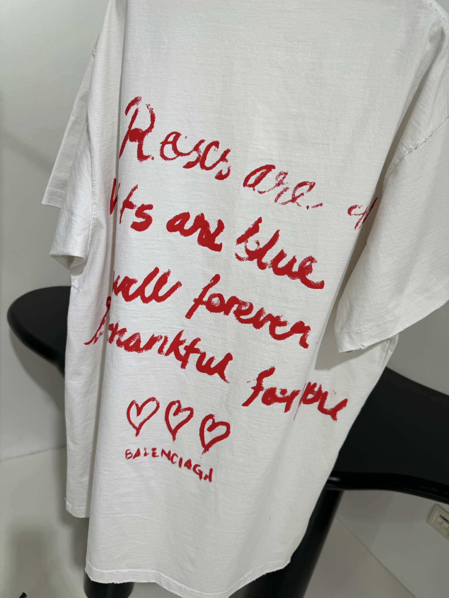 𝐵𝑎𝑙𝑒𝑛𝑐𝑖𝑎𝑔*新品情人节LOVEY爱心❤️‍🔥廓形T恤
复古平纹针织面料，廓形大版剪裁
正面和衣袖