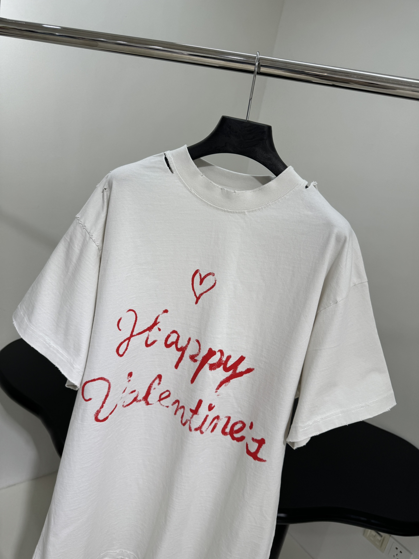 𝐵𝑎𝑙𝑒𝑛𝑐𝑖𝑎𝑔*新品情人节LOVEY爱心❤️‍🔥廓形T恤
复古平纹针织面料，廓形大版剪裁
正面和衣袖