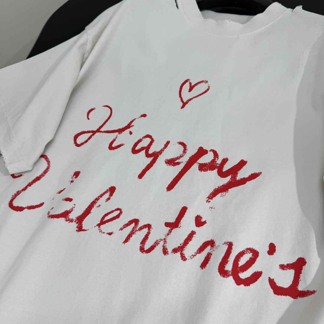 𝐵𝑎𝑙𝑒𝑛𝑐𝑖𝑎𝑔*新品情人节LOVEY爱心❤️‍🔥廓形T恤
复古平纹针织面料，廓形大版剪裁
正面和衣袖