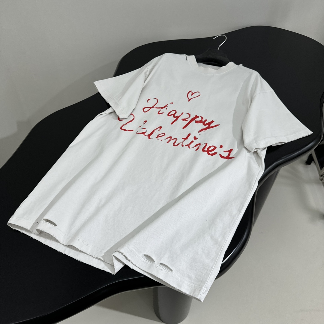 𝐵𝑎𝑙𝑒𝑛𝑐𝑖𝑎𝑔*新品情人节LOVEY爱心❤️‍🔥廓形T恤
复古平纹针织面料，廓形大版剪裁
正面和衣袖