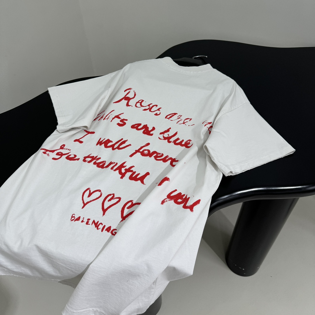 𝐵𝑎𝑙𝑒𝑛𝑐𝑖𝑎𝑔*新品情人节LOVEY爱心❤️‍🔥廓形T恤
复古平纹针织面料，廓形大版剪裁
正面和衣袖