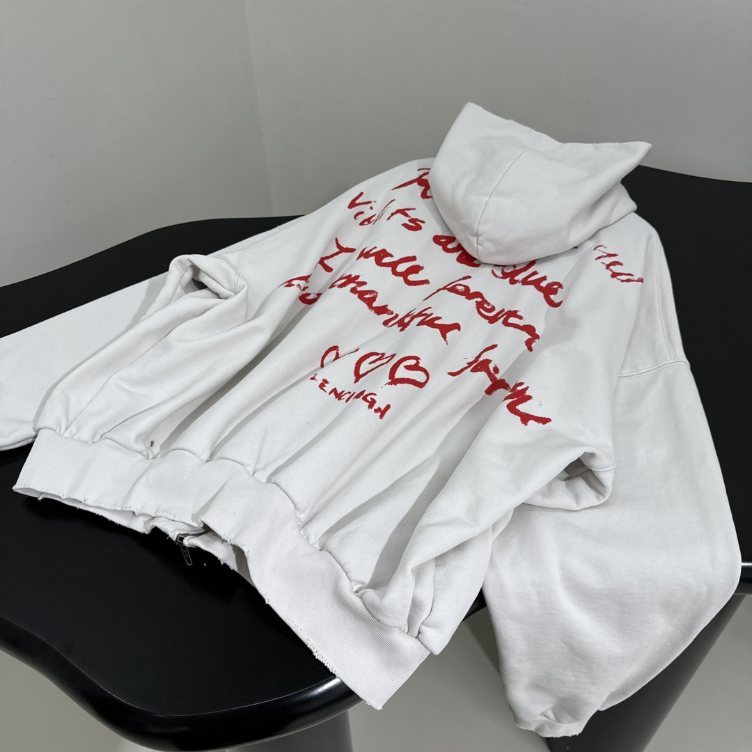 𝐵𝑎𝑙𝑒𝑛𝑐𝑖𝑎𝑔*新品情人节LOVEY爱心❤️‍🔥廓形帽兜卫衣
复古平纹针织面料，廓形大版剪裁
正面和