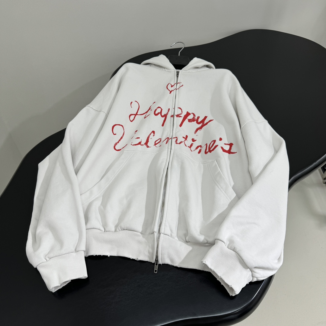 𝐵𝑎𝑙𝑒𝑛𝑐𝑖𝑎𝑔*新品情人节LOVEY爱心❤️‍🔥廓形帽兜卫衣
复古平纹针织面料，廓形大版剪裁
正面和