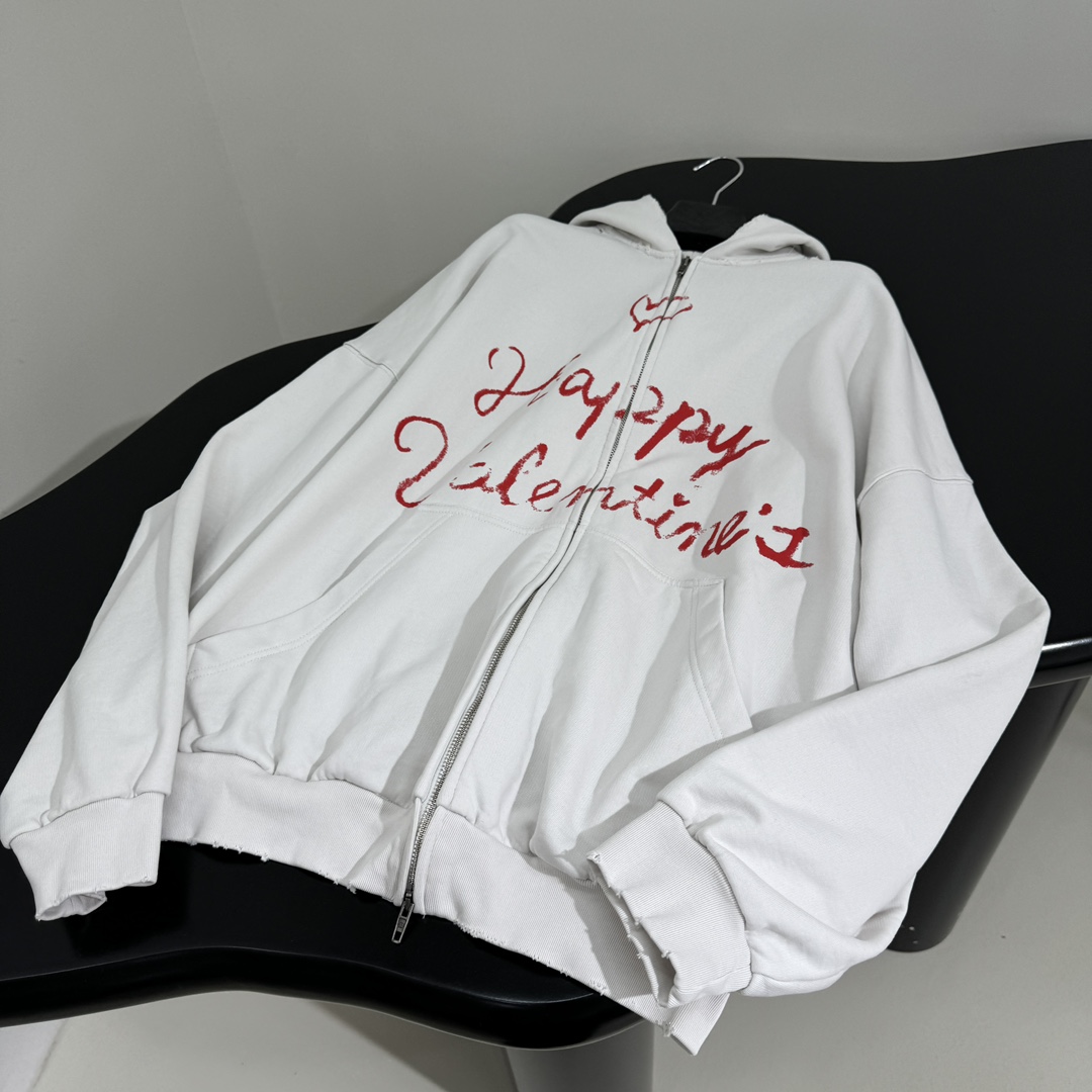 𝐵𝑎𝑙𝑒𝑛𝑐𝑖𝑎𝑔*新品情人节LOVEY爱心❤️‍🔥廓形帽兜卫衣
复古平纹针织面料，廓形大版剪裁
正面和
