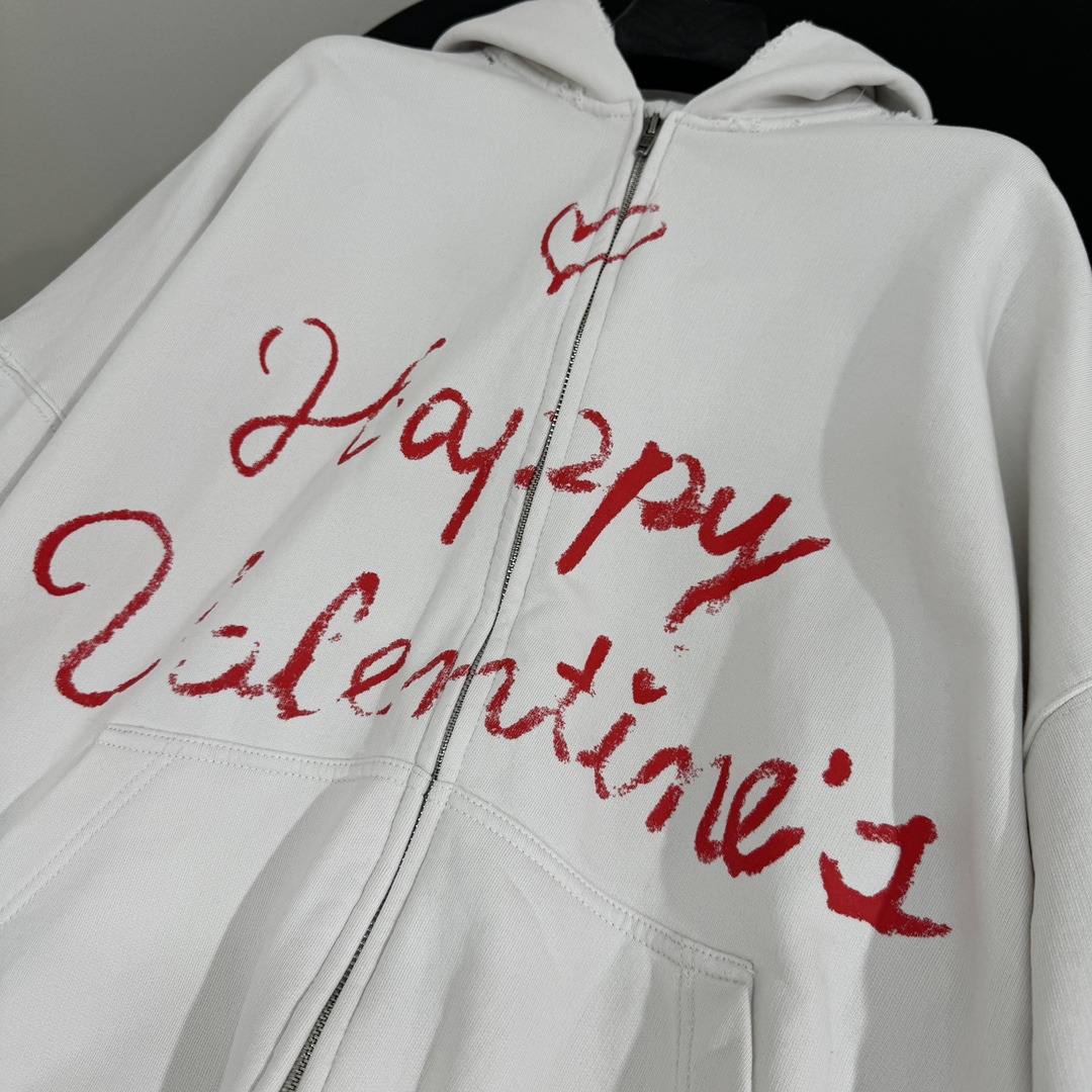 𝐵𝑎𝑙𝑒𝑛𝑐𝑖𝑎𝑔*新品情人节LOVEY爱心❤️‍🔥廓形帽兜卫衣
复古平纹针织面料，廓形大版剪裁
正面和