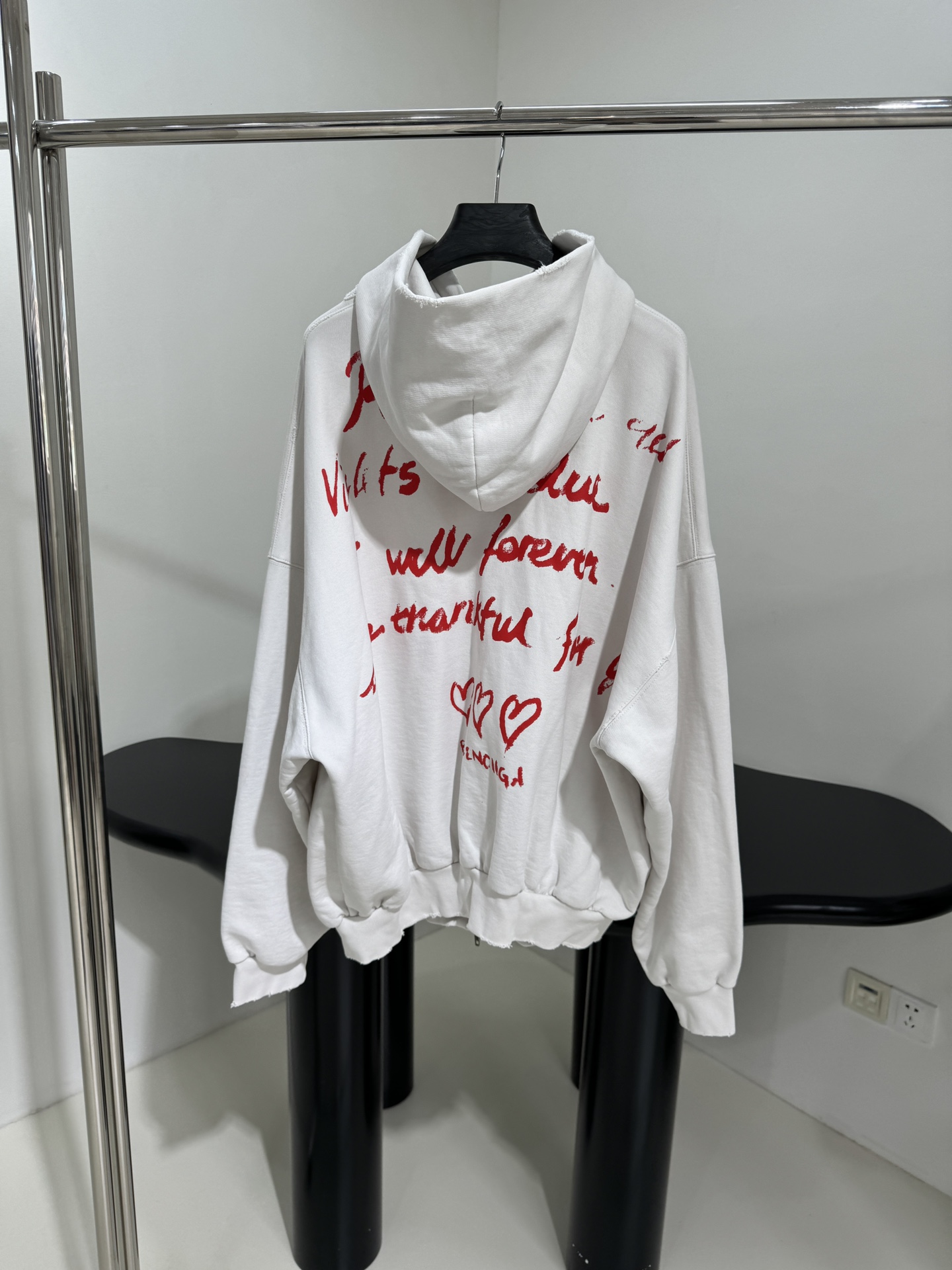 𝐵𝑎𝑙𝑒𝑛𝑐𝑖𝑎𝑔*新品情人节LOVEY爱心❤️‍🔥廓形帽兜卫衣
复古平纹针织面料，廓形大版剪裁
正面和