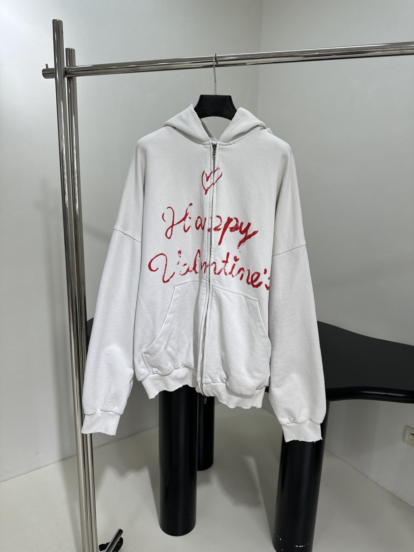 𝐵𝑎𝑙𝑒𝑛𝑐𝑖𝑎𝑔*新品情人节LOVEY爱心❤️‍🔥廓形帽兜卫衣
复古平纹针织面料，廓形大版剪裁
正面和