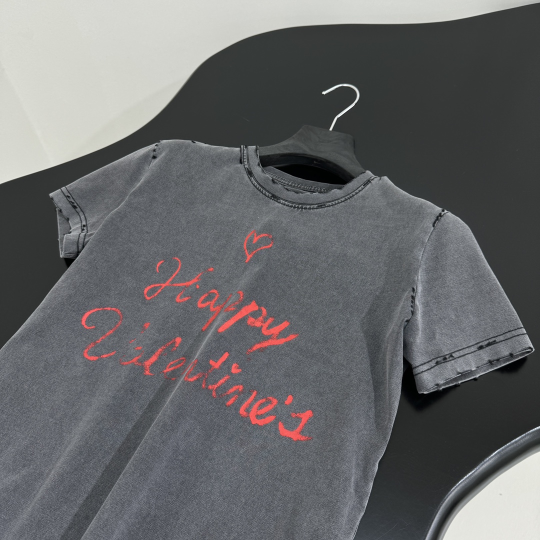 𝐵𝑎𝑙𝑒𝑛𝑐𝑖𝑎𝑔*新品情人节LOVEY爱心❤️‍🔥T恤
复古平纹针织面料，女款小版修身剪裁
正面和衣袖