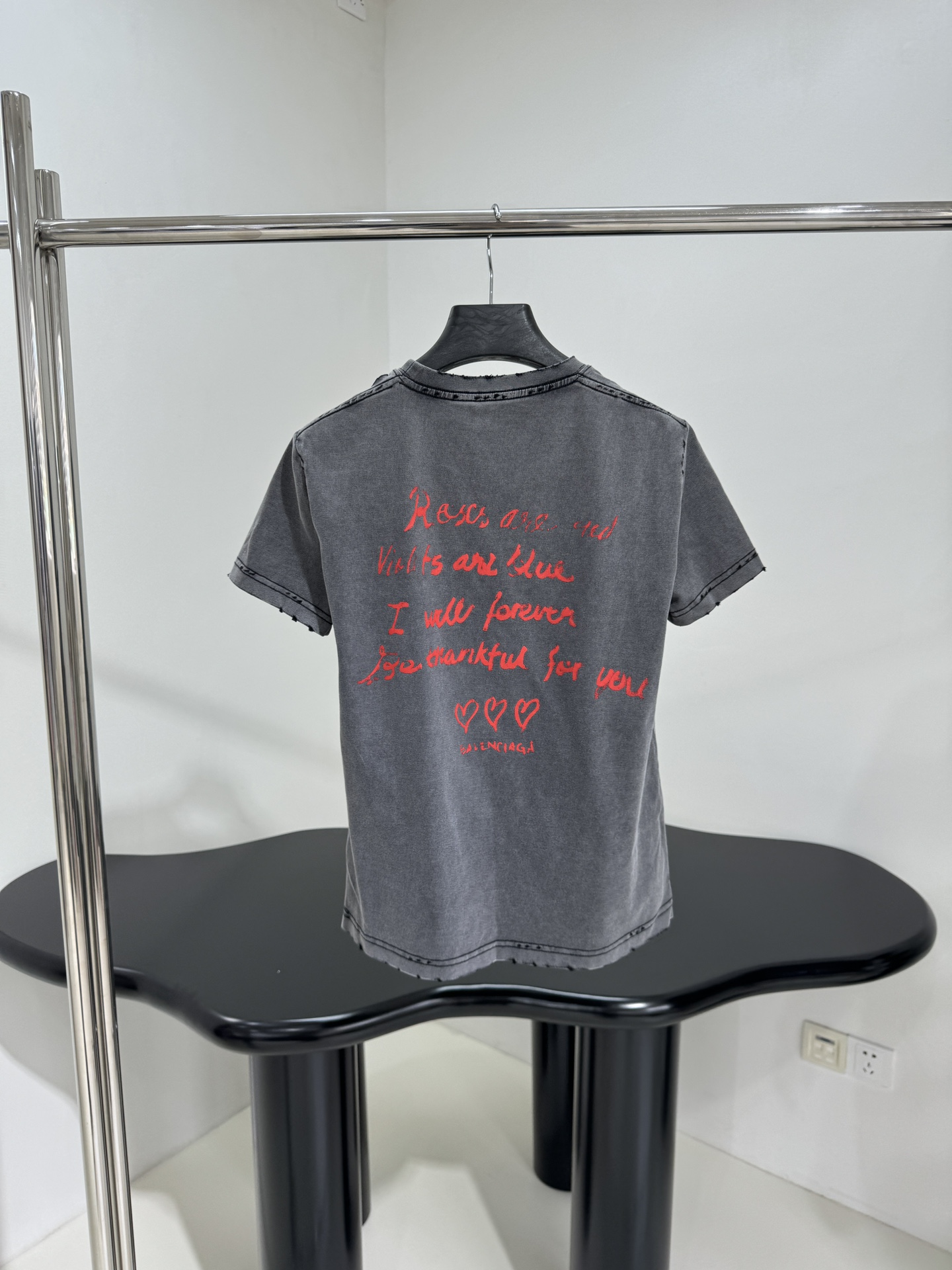 𝐵𝑎𝑙𝑒𝑛𝑐𝑖𝑎𝑔*新品情人节LOVEY爱心❤️‍🔥T恤
复古平纹针织面料，女款小版修身剪裁
正面和衣袖