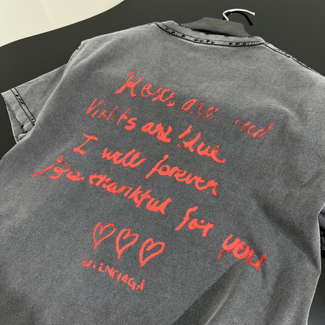 𝐵𝑎𝑙𝑒𝑛𝑐𝑖𝑎𝑔*新品情人节LOVEY爱心❤️‍🔥T恤
复古平纹针织面料，女款小版修身剪裁
正面和衣袖