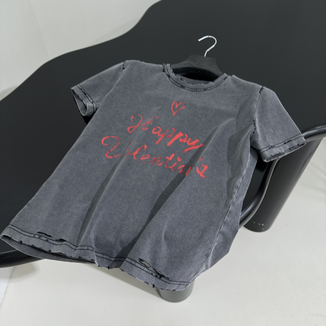 𝐵𝑎𝑙𝑒𝑛𝑐𝑖𝑎𝑔*新品情人节LOVEY爱心❤️‍🔥T恤
复古平纹针织面料，女款小版修身剪裁
正面和衣袖