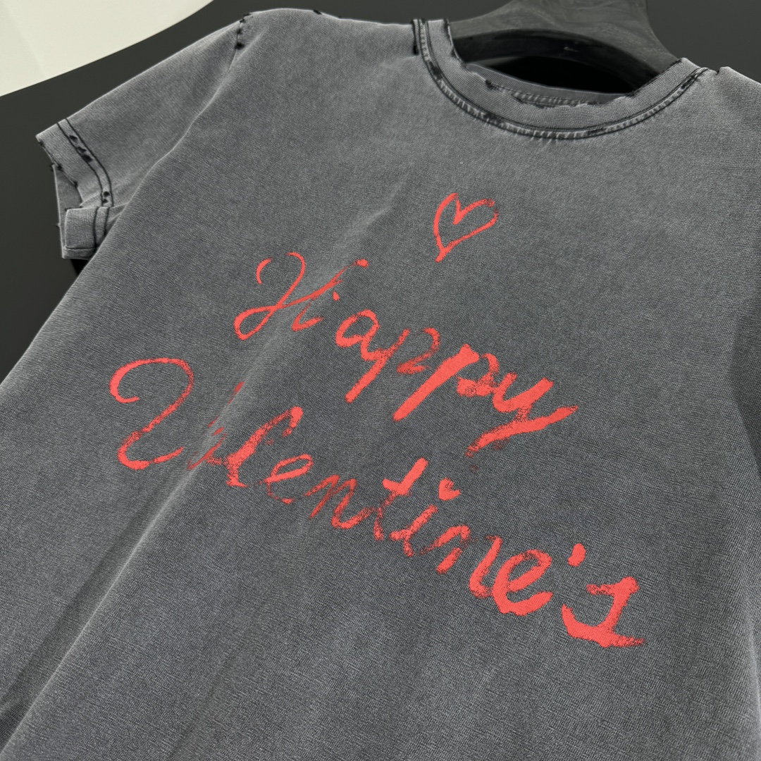 𝐵𝑎𝑙𝑒𝑛𝑐𝑖𝑎𝑔*新品情人节LOVEY爱心❤️‍🔥T恤
复古平纹针织面料，女款小版修身剪裁
正面和衣袖