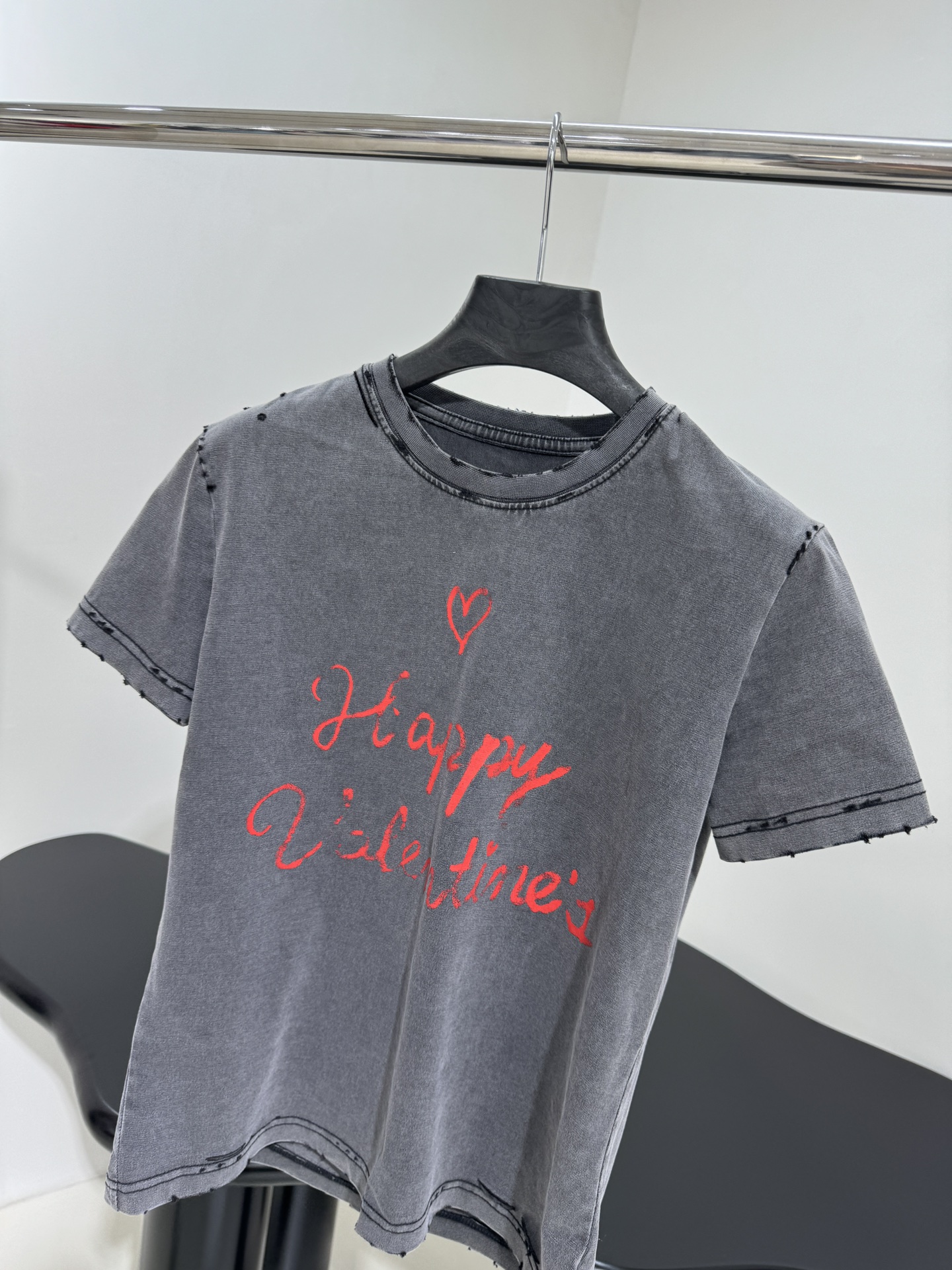 𝐵𝑎𝑙𝑒𝑛𝑐𝑖𝑎𝑔*新品情人节LOVEY爱心❤️‍🔥T恤
复古平纹针织面料，女款小版修身剪裁
正面和衣袖