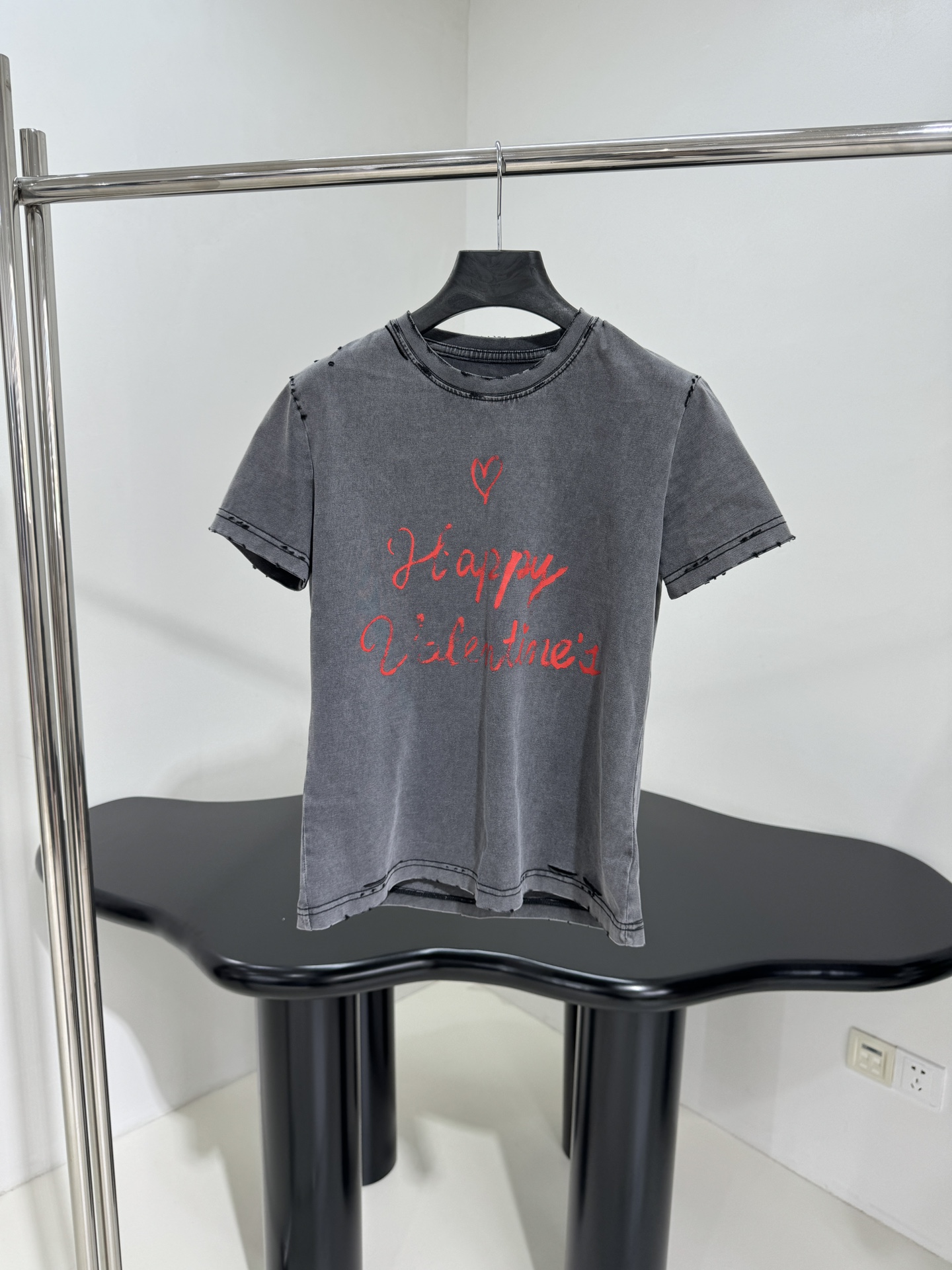 𝐵𝑎𝑙𝑒𝑛𝑐𝑖𝑎𝑔*新品情人节LOVEY爱心❤️‍🔥T恤
复古平纹针织面料，女款小版修身剪裁
正面和衣袖