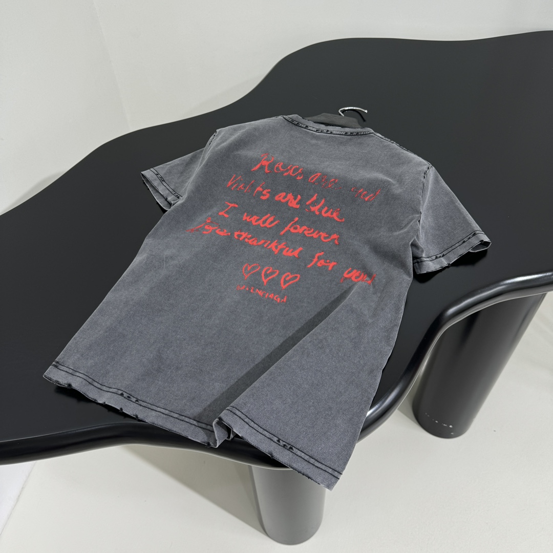 𝐵𝑎𝑙𝑒𝑛𝑐𝑖𝑎𝑔*新品情人节LOVEY爱心❤️‍🔥T恤
复古平纹针织面料，女款小版修身剪裁
正面和衣袖