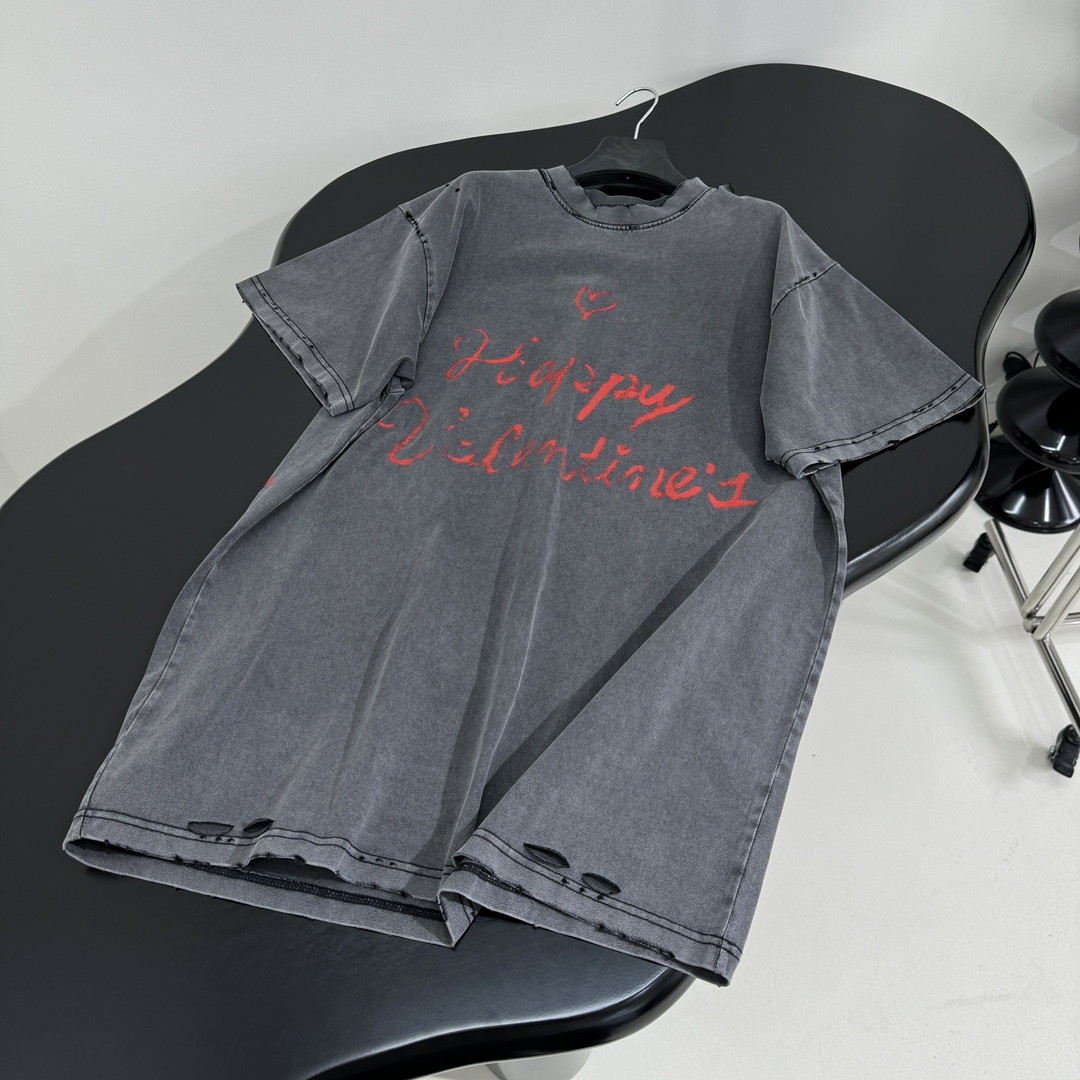 𝐵𝑎𝑙𝑒𝑛𝑐𝑖𝑎𝑔*新品情人节LOVEY爱心❤️‍🔥廓形T恤
复古平纹针织面料，廓形大版剪裁
正面和衣袖