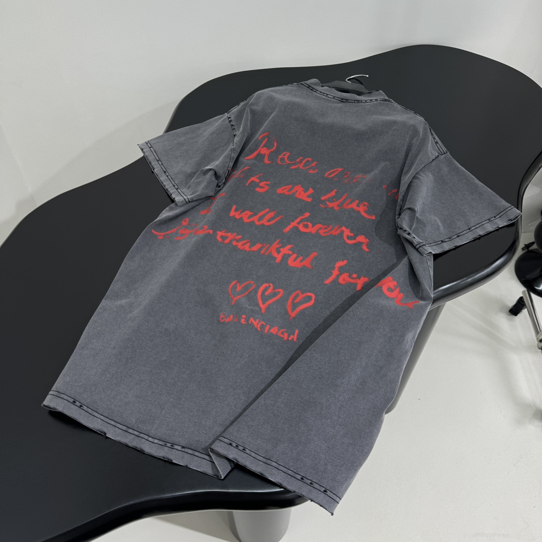 𝐵𝑎𝑙𝑒𝑛𝑐𝑖𝑎𝑔*新品情人节LOVEY爱心❤️‍🔥廓形T恤
复古平纹针织面料，廓形大版剪裁
正面和衣袖