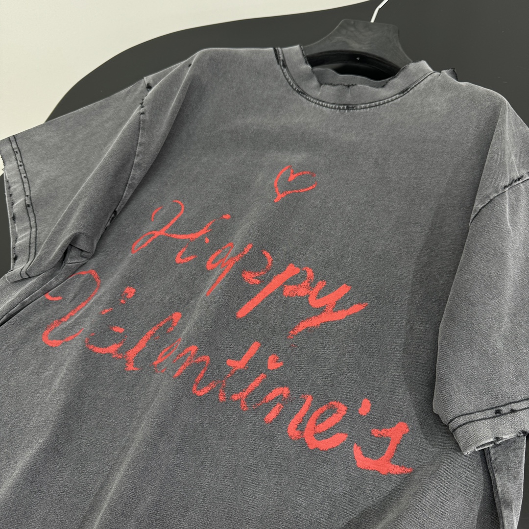 𝐵𝑎𝑙𝑒𝑛𝑐𝑖𝑎𝑔*新品情人节LOVEY爱心❤️‍🔥廓形T恤
复古平纹针织面料，廓形大版剪裁
正面和衣袖