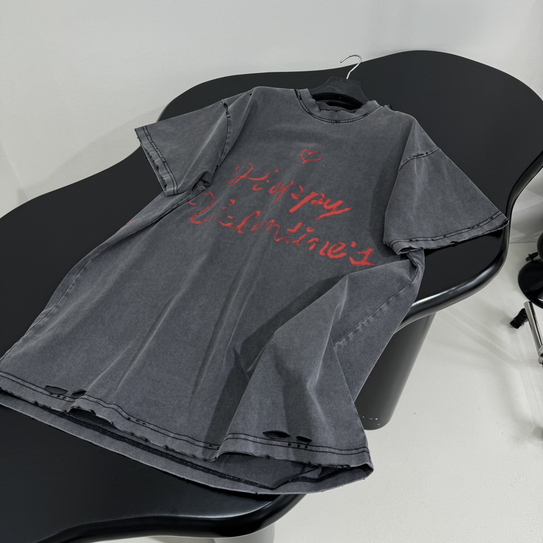 𝐵𝑎𝑙𝑒𝑛𝑐𝑖𝑎𝑔*新品情人节LOVEY爱心❤️‍🔥廓形T恤
复古平纹针织面料，廓形大版剪裁
正面和衣袖