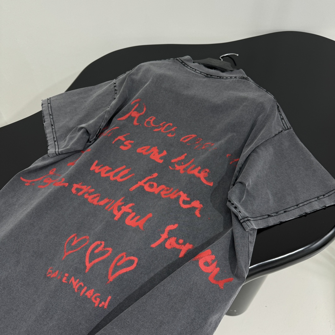 𝐵𝑎𝑙𝑒𝑛𝑐𝑖𝑎𝑔*新品情人节LOVEY爱心❤️‍🔥廓形T恤
复古平纹针织面料，廓形大版剪裁
正面和衣袖