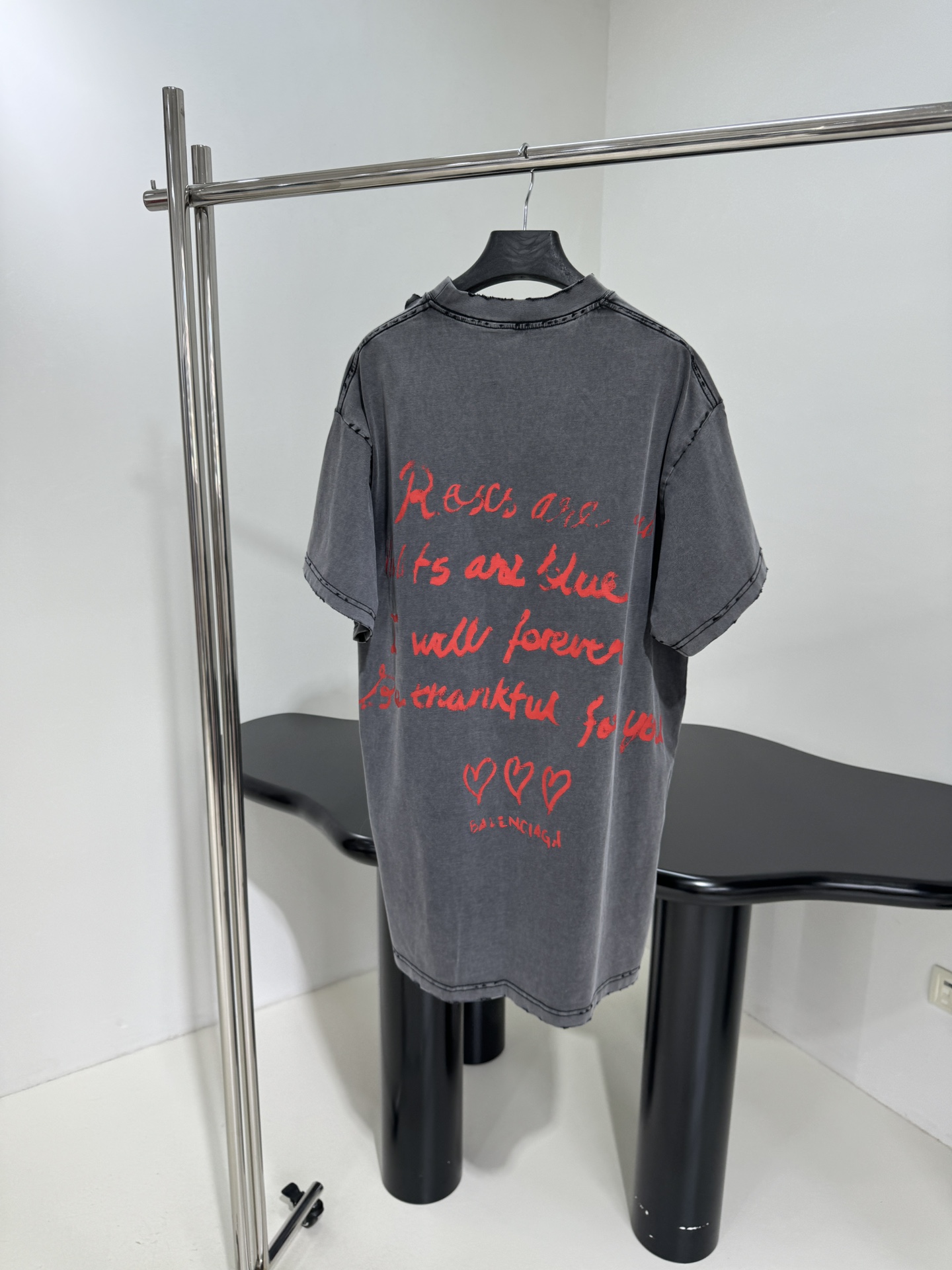 𝐵𝑎𝑙𝑒𝑛𝑐𝑖𝑎𝑔*新品情人节LOVEY爱心❤️‍🔥廓形T恤
复古平纹针织面料，廓形大版剪裁
正面和衣袖