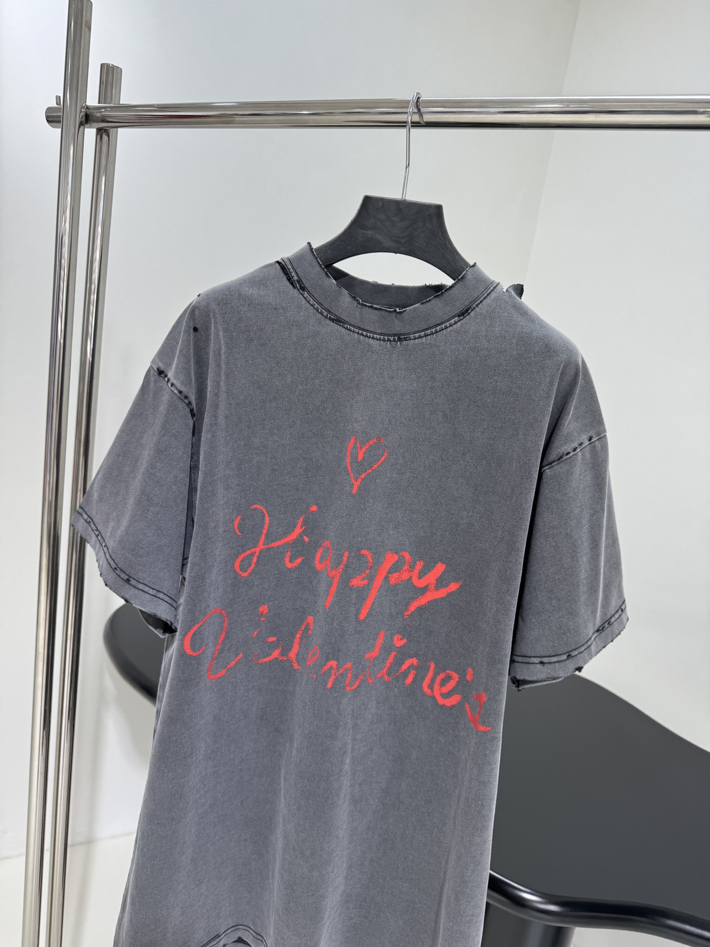 𝐵𝑎𝑙𝑒𝑛𝑐𝑖𝑎𝑔*新品情人节LOVEY爱心❤️‍🔥廓形T恤
复古平纹针织面料，廓形大版剪裁
正面和衣袖