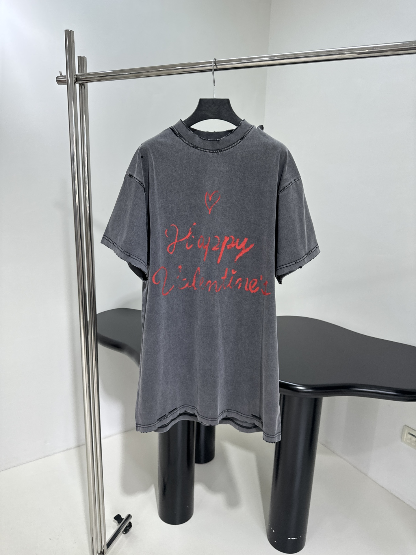 𝐵𝑎𝑙𝑒𝑛𝑐𝑖𝑎𝑔*新品情人节LOVEY爱心❤️‍🔥廓形T恤
复古平纹针织面料，廓形大版剪裁
正面和衣袖