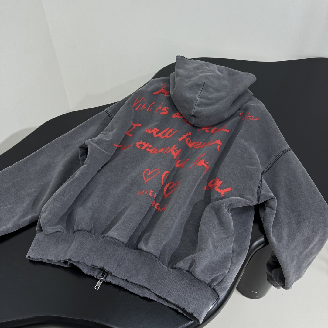 𝐵𝑎𝑙𝑒𝑛𝑐𝑖𝑎𝑔*新品情人节LOVEY爱心❤️‍🔥廓形帽兜卫衣
复古平纹针织面料，廓形大版剪裁
正面和
