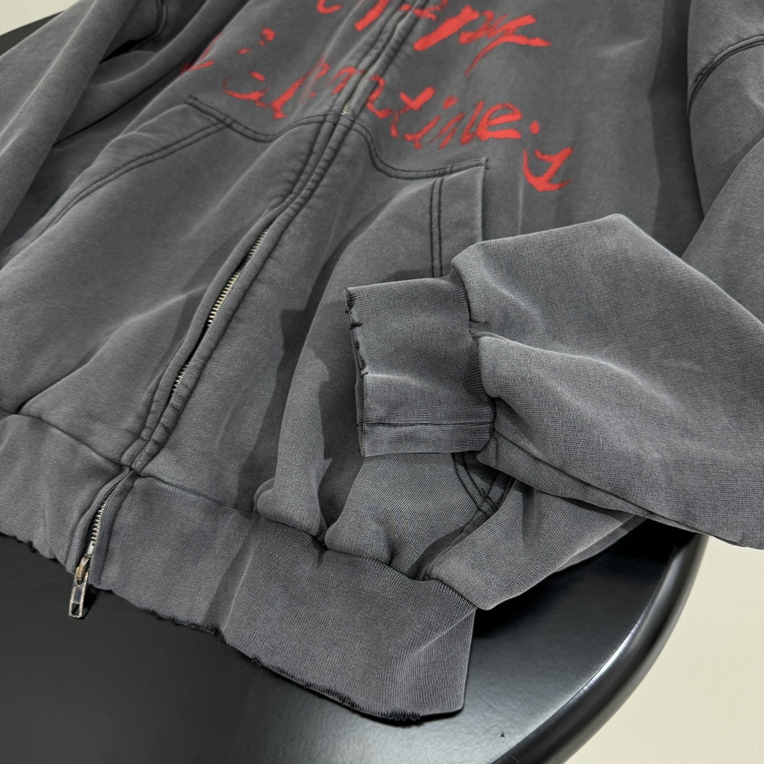 𝐵𝑎𝑙𝑒𝑛𝑐𝑖𝑎𝑔*新品情人节LOVEY爱心❤️‍🔥廓形帽兜卫衣
复古平纹针织面料，廓形大版剪裁
正面和