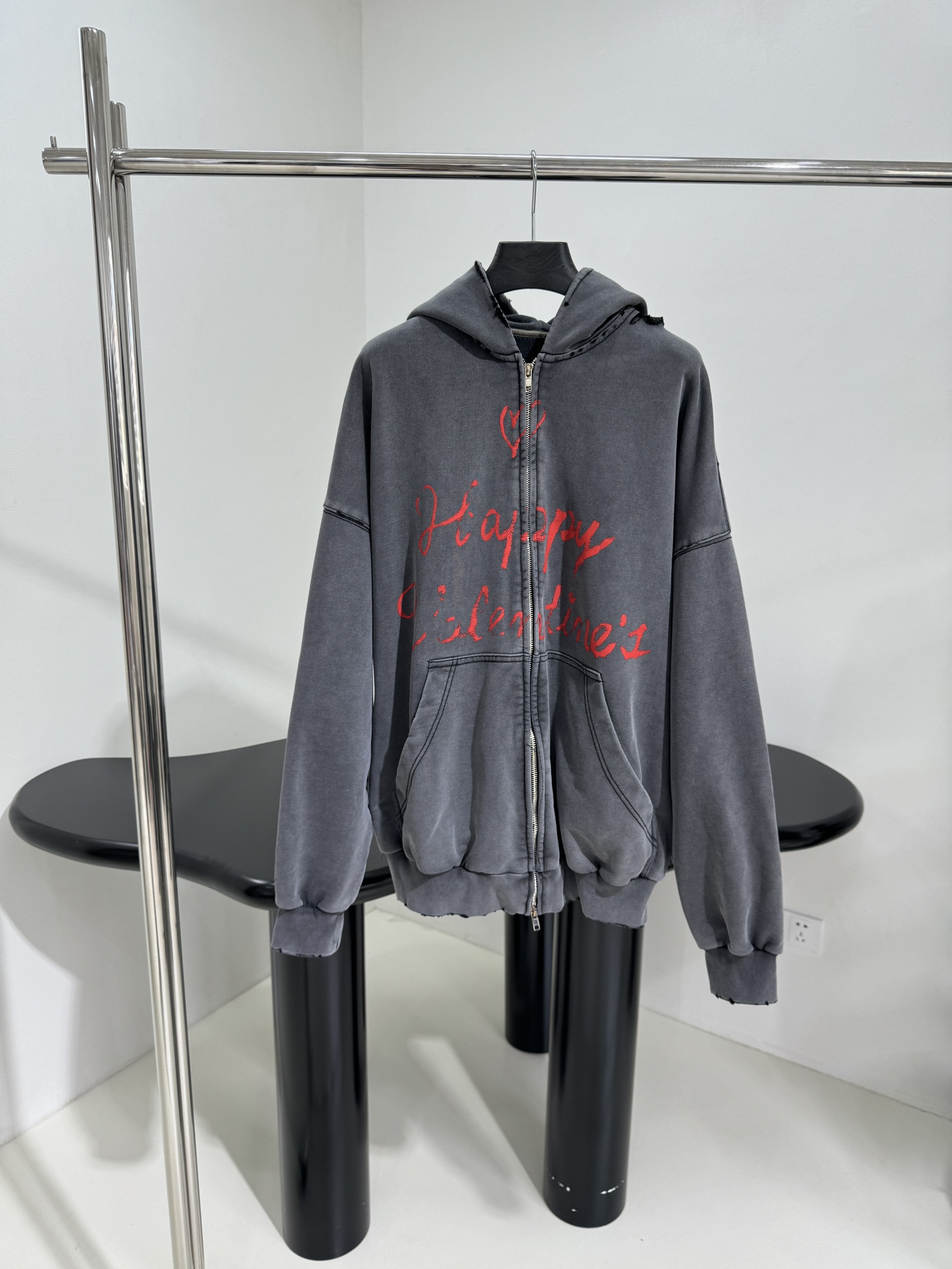𝐵𝑎𝑙𝑒𝑛𝑐𝑖𝑎𝑔*新品情人节LOVEY爱心❤️‍🔥廓形帽兜卫衣
复古平纹针织面料，廓形大版剪裁
正面和