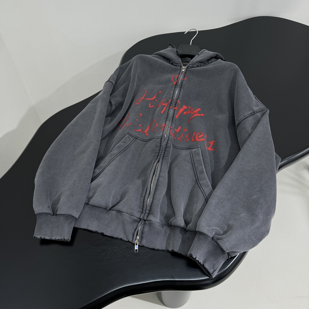 𝐵𝑎𝑙𝑒𝑛𝑐𝑖𝑎𝑔*新品情人节LOVEY爱心❤️‍🔥廓形帽兜卫衣
复古平纹针织面料，廓形大版剪裁
正面和