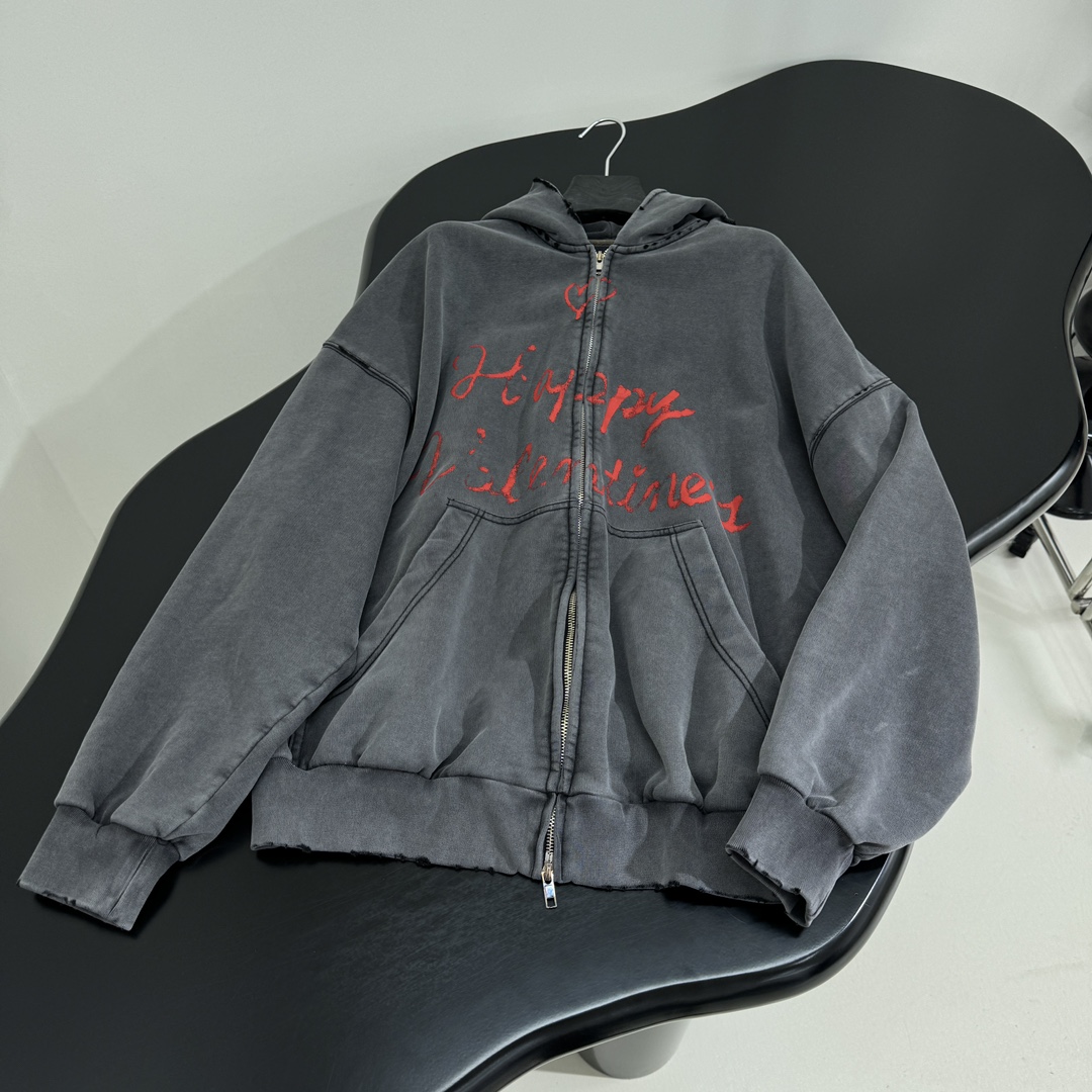 𝐵𝑎𝑙𝑒𝑛𝑐𝑖𝑎𝑔*新品情人节LOVEY爱心❤️‍🔥廓形帽兜卫衣
复古平纹针织面料，廓形大版剪裁
正面和