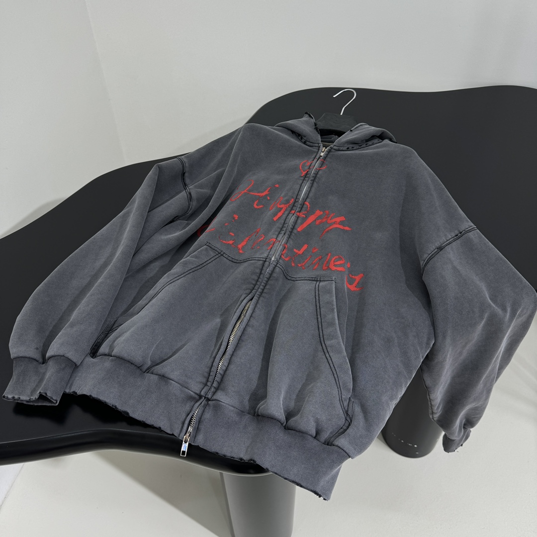 𝐵𝑎𝑙𝑒𝑛𝑐𝑖𝑎𝑔*新品情人节LOVEY爱心❤️‍🔥廓形帽兜卫衣
复古平纹针织面料，廓形大版剪裁
正面和