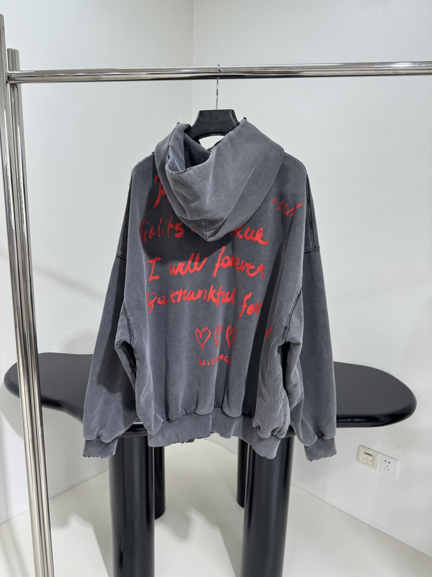 𝐵𝑎𝑙𝑒𝑛𝑐𝑖𝑎𝑔*新品情人节LOVEY爱心❤️‍🔥廓形帽兜卫衣
复古平纹针织面料，廓形大版剪裁
正面和