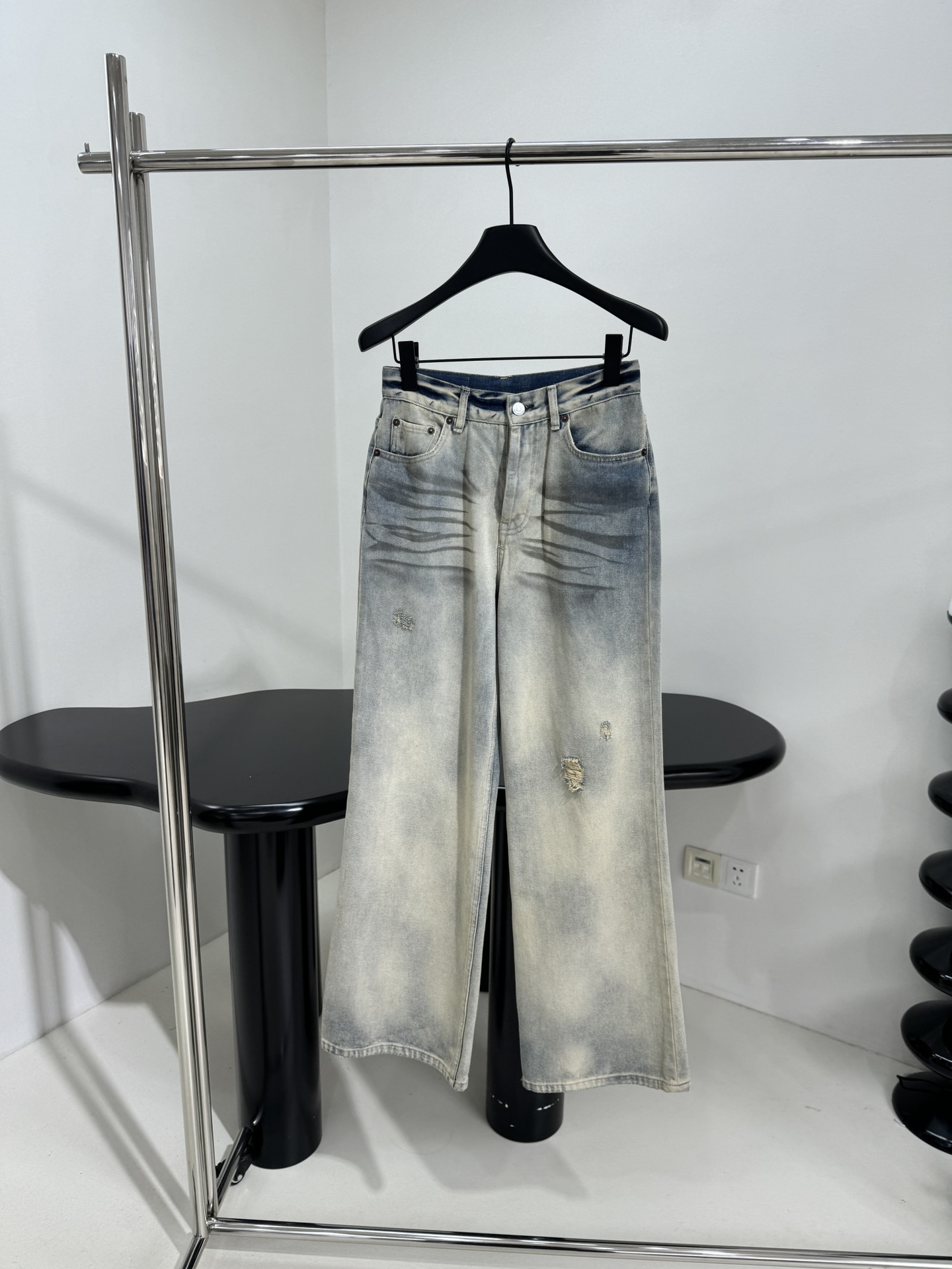 𝐴𝑛𝑐𝑒*𝑠𝑡𝑢𝑑𝑖𝑜25新品做旧休闲牛仔裤
休闲微喇版型
做旧洗水工艺（做脏）复古风格
水洗做旧破洞效