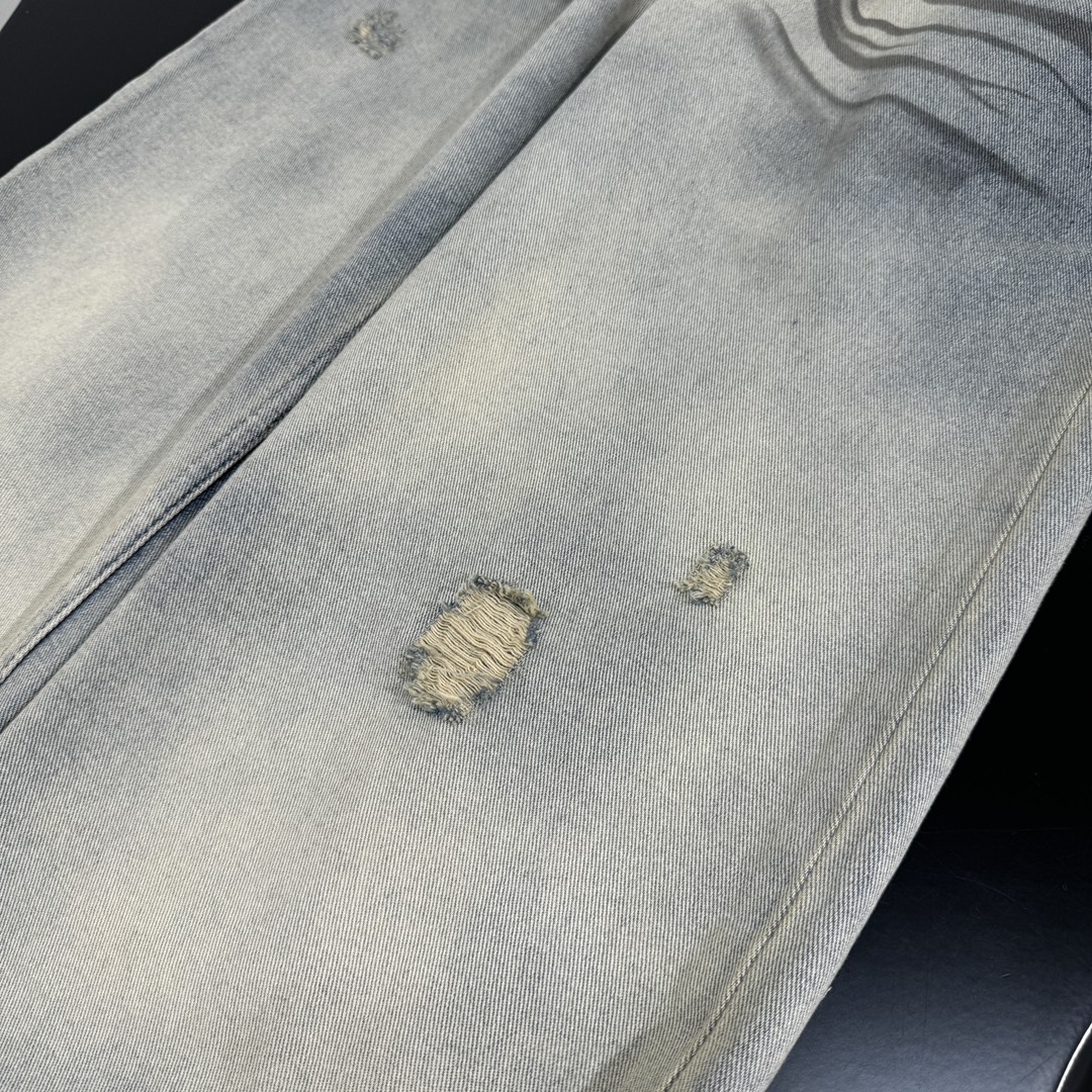 𝐴𝑛𝑐𝑒*𝑠𝑡𝑢𝑑𝑖𝑜25新品做旧休闲牛仔裤
休闲微喇版型
做旧洗水工艺（做脏）复古风格
水洗做旧破洞效