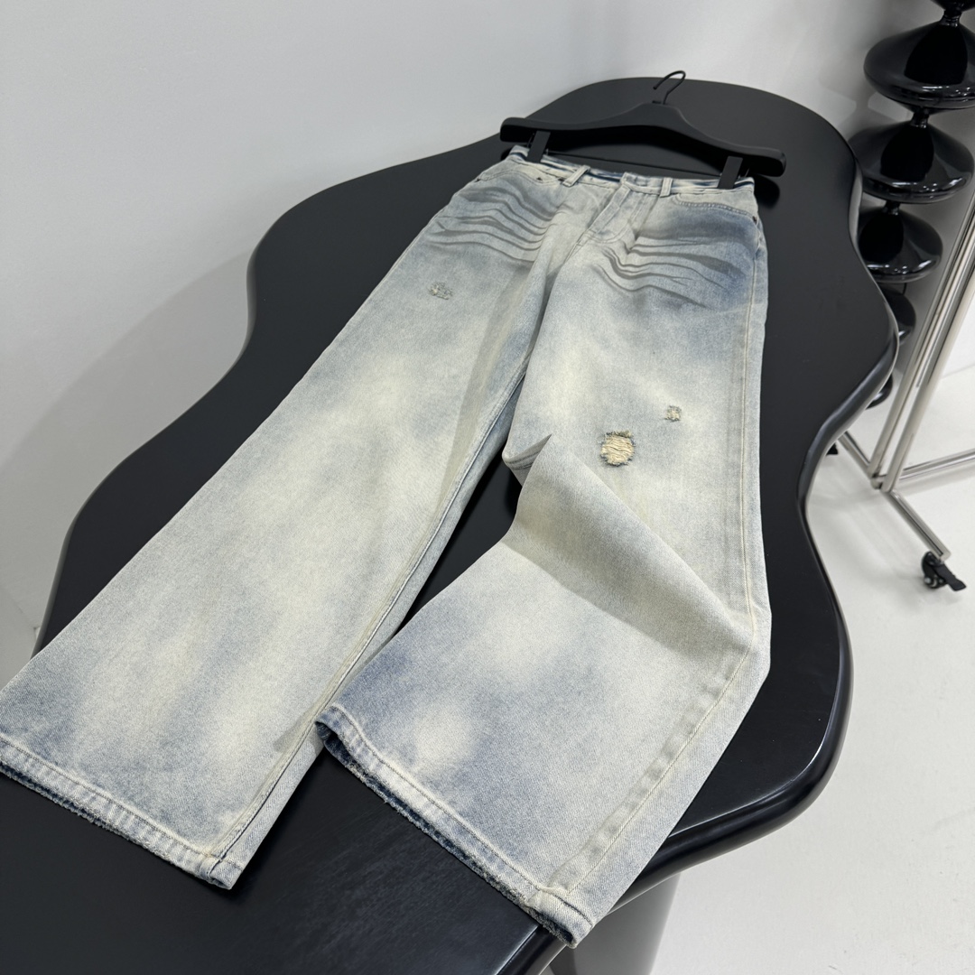 𝐴𝑛𝑐𝑒*𝑠𝑡𝑢𝑑𝑖𝑜25新品做旧休闲牛仔裤
休闲微喇版型
做旧洗水工艺（做脏）复古风格
水洗做旧破洞效