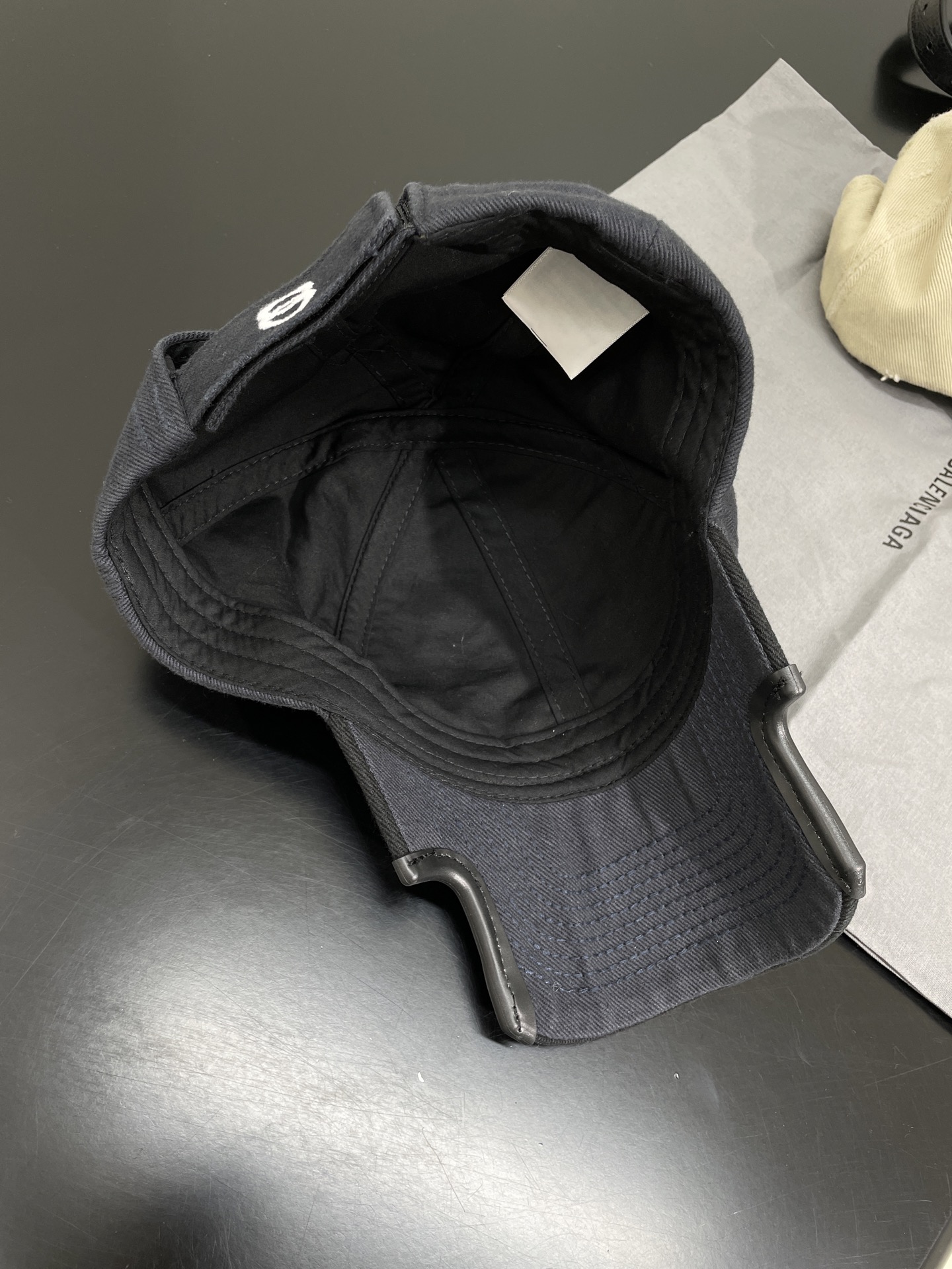 𝐵𝑎𝑙𝑒𝑛𝑐𝑖𝑎𝑔* 新品UNITY SPORTS ICON棒球帽
棉斜纹面料
经典棒球帽款型
帽顶设有