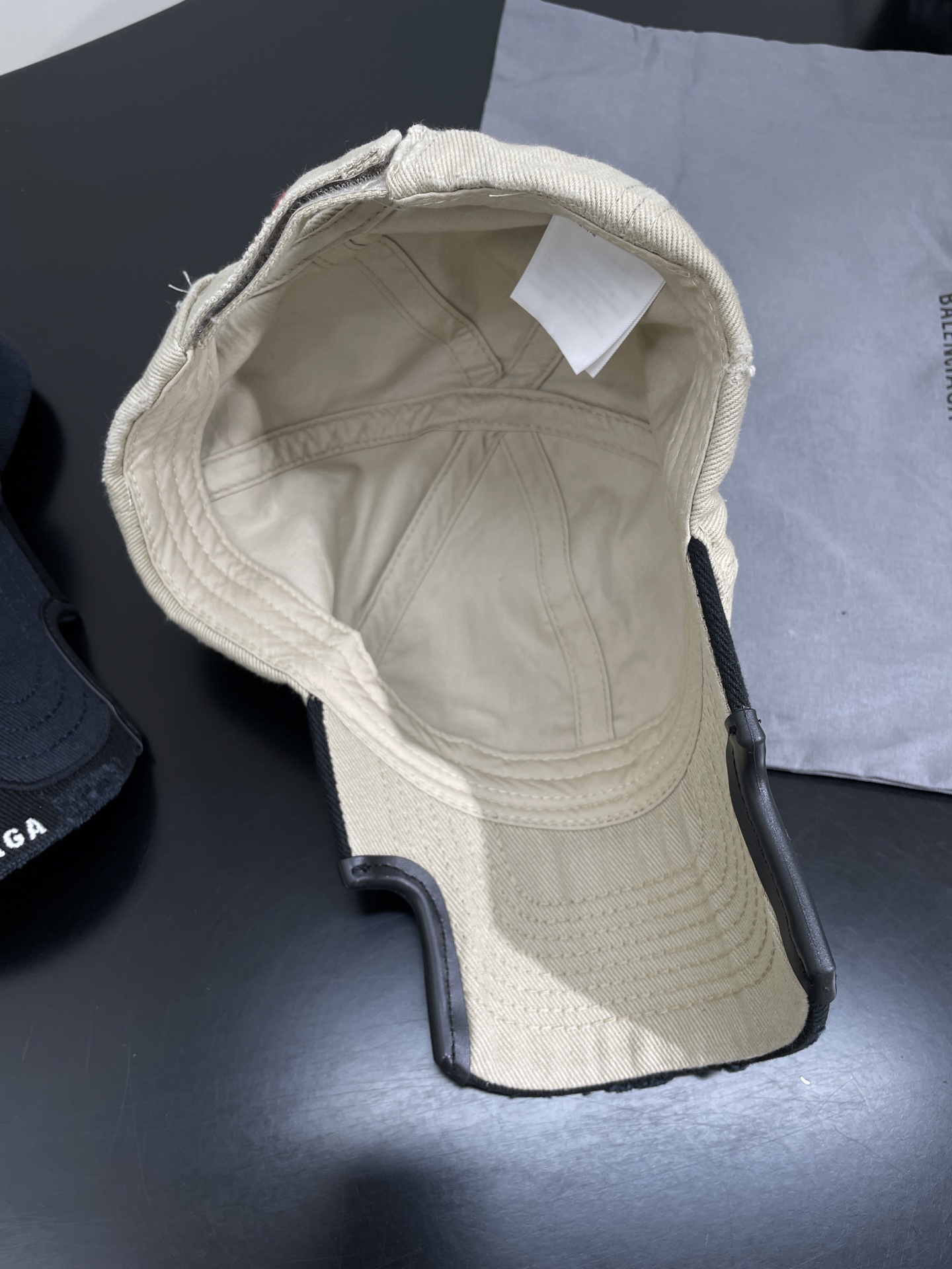 𝐵𝑎𝑙𝑒𝑛𝑐𝑖𝑎𝑔* 新品UNITY SPORTS ICON棒球帽
棉斜纹面料
经典棒球帽款型
帽顶设有