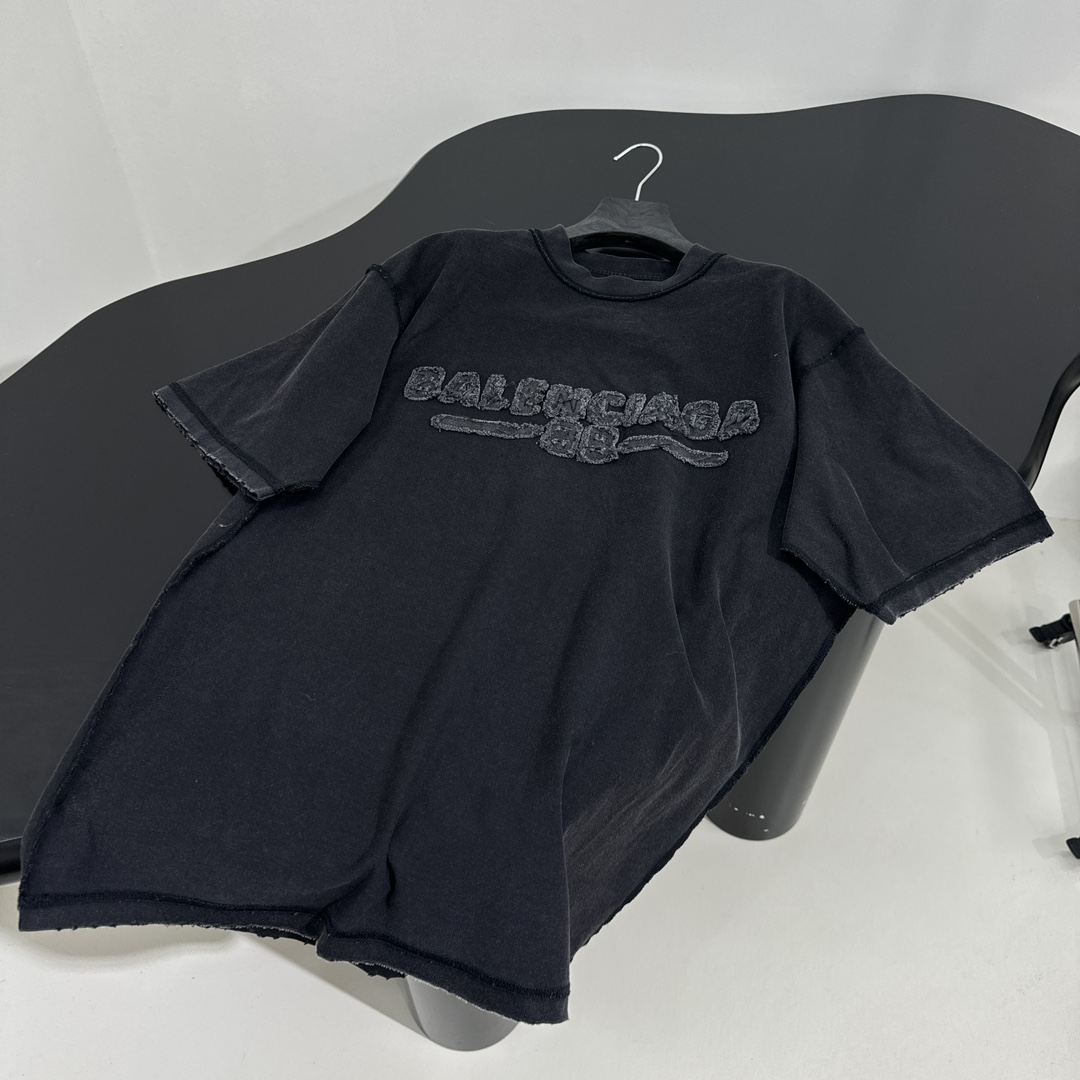 𝐵𝑎𝑙𝑒𝑛𝑐𝑖𝑎𝑔*新品NEW YEAR SERIES 25 - HOODIE大版型短袖T桖
复古平纹针