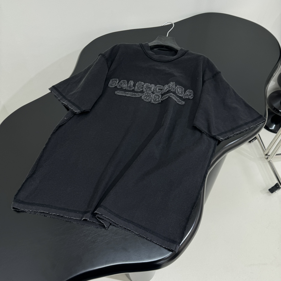 𝐵𝑎𝑙𝑒𝑛𝑐𝑖𝑎𝑔*新品NEW YEAR SERIES 25 - HOODIE大版型短袖T桖
复古平纹针