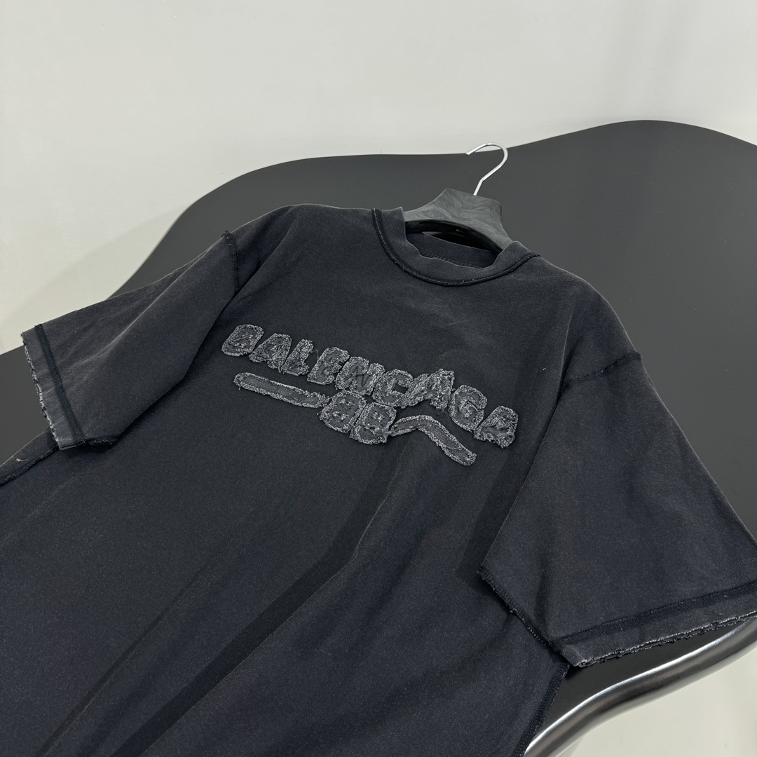 𝐵𝑎𝑙𝑒𝑛𝑐𝑖𝑎𝑔*新品NEW YEAR SERIES 25 - HOODIE大版型短袖T桖
复古平纹针