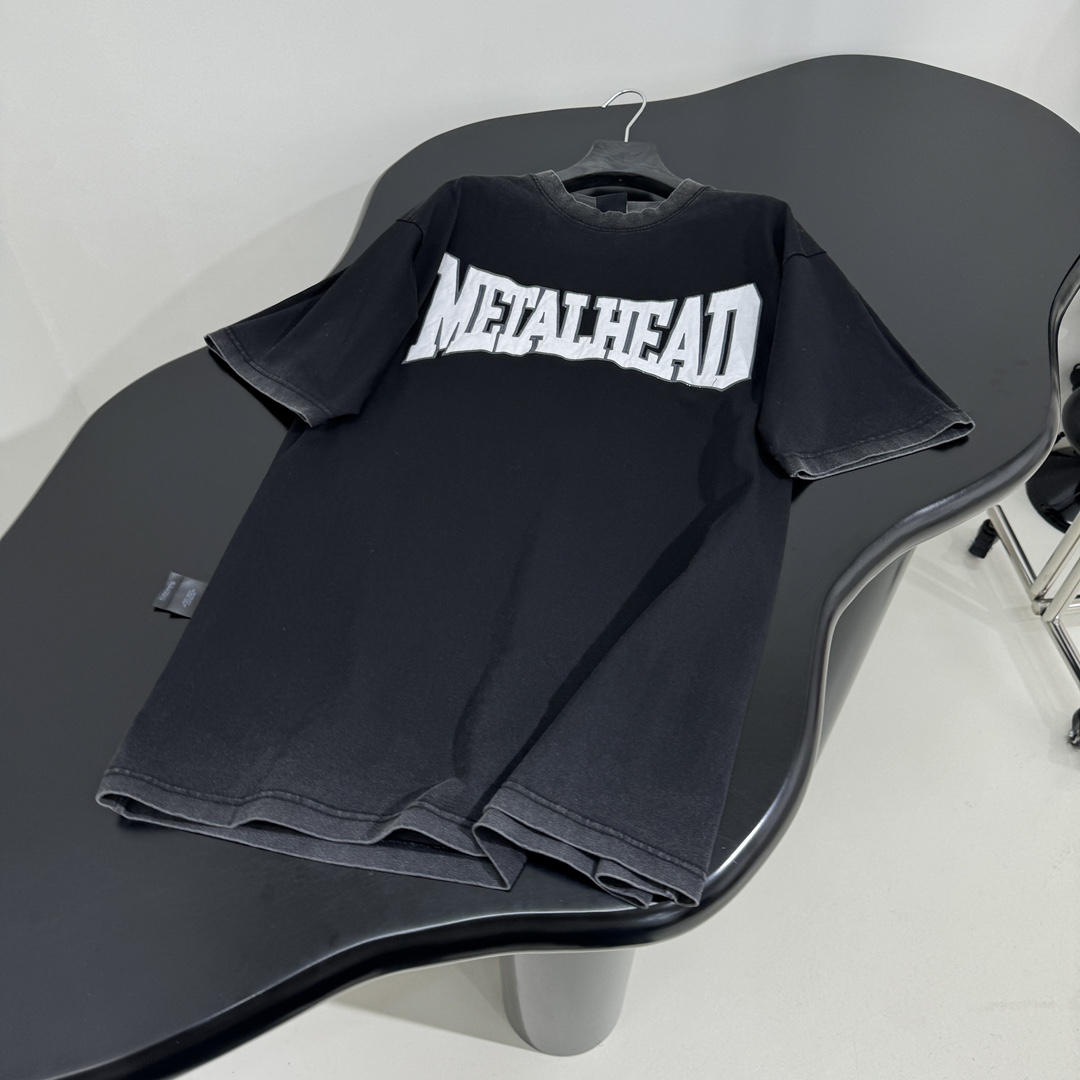 𝐵𝑎𝑙𝑒𝑛𝑐𝑖𝑎𝑔*新品BOXING大版型短袖T桖
复古平纹针织面料，大版剪裁
两面穿正面背面饰以box