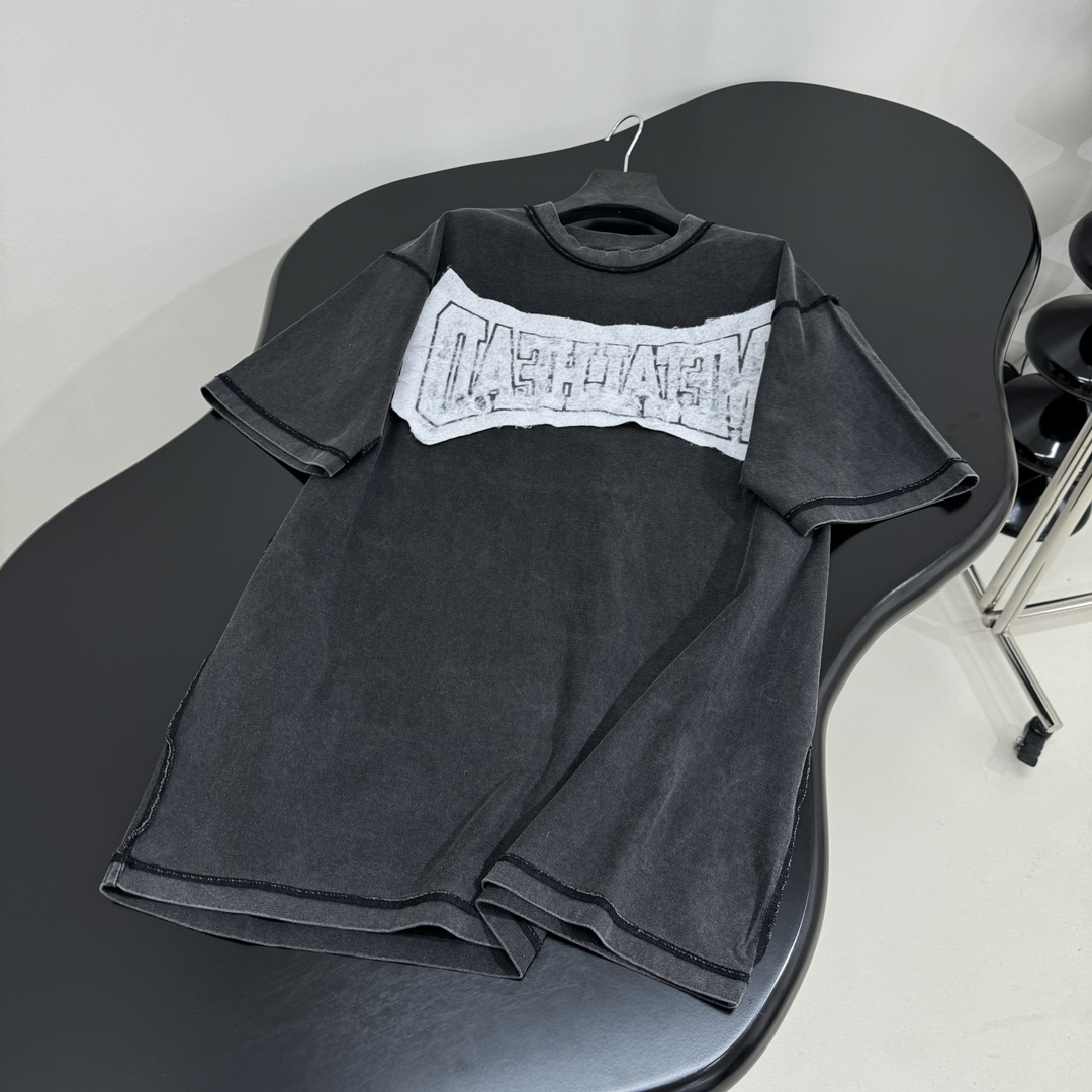 𝐵𝑎𝑙𝑒𝑛𝑐𝑖𝑎𝑔*新品BOXING大版型短袖T桖
复古平纹针织面料，大版剪裁
两面穿正面背面饰以box